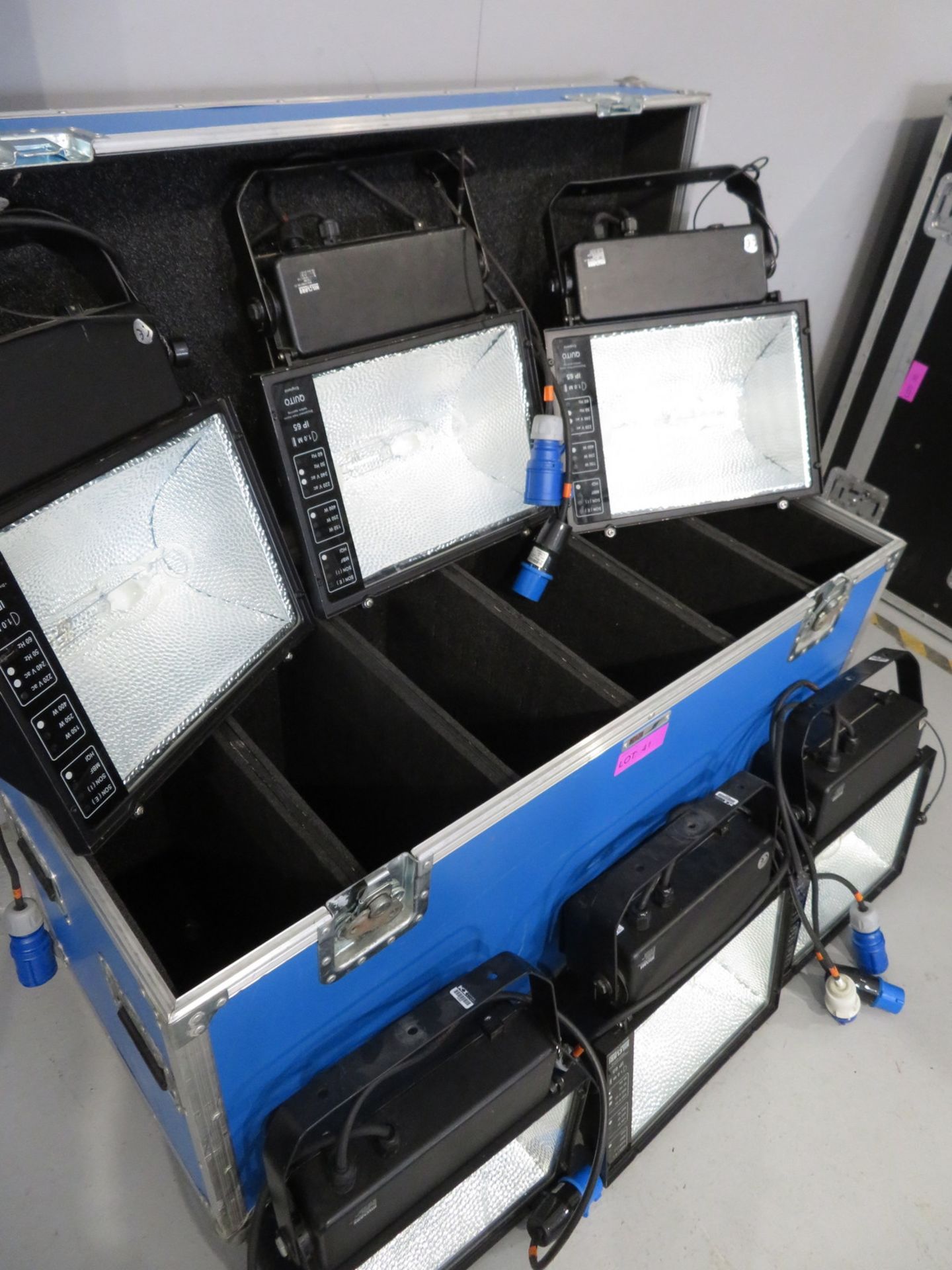 6x HQI 400w Floodlights in flight case. Includes safety bonds. Working condition. - Image 7 of 7