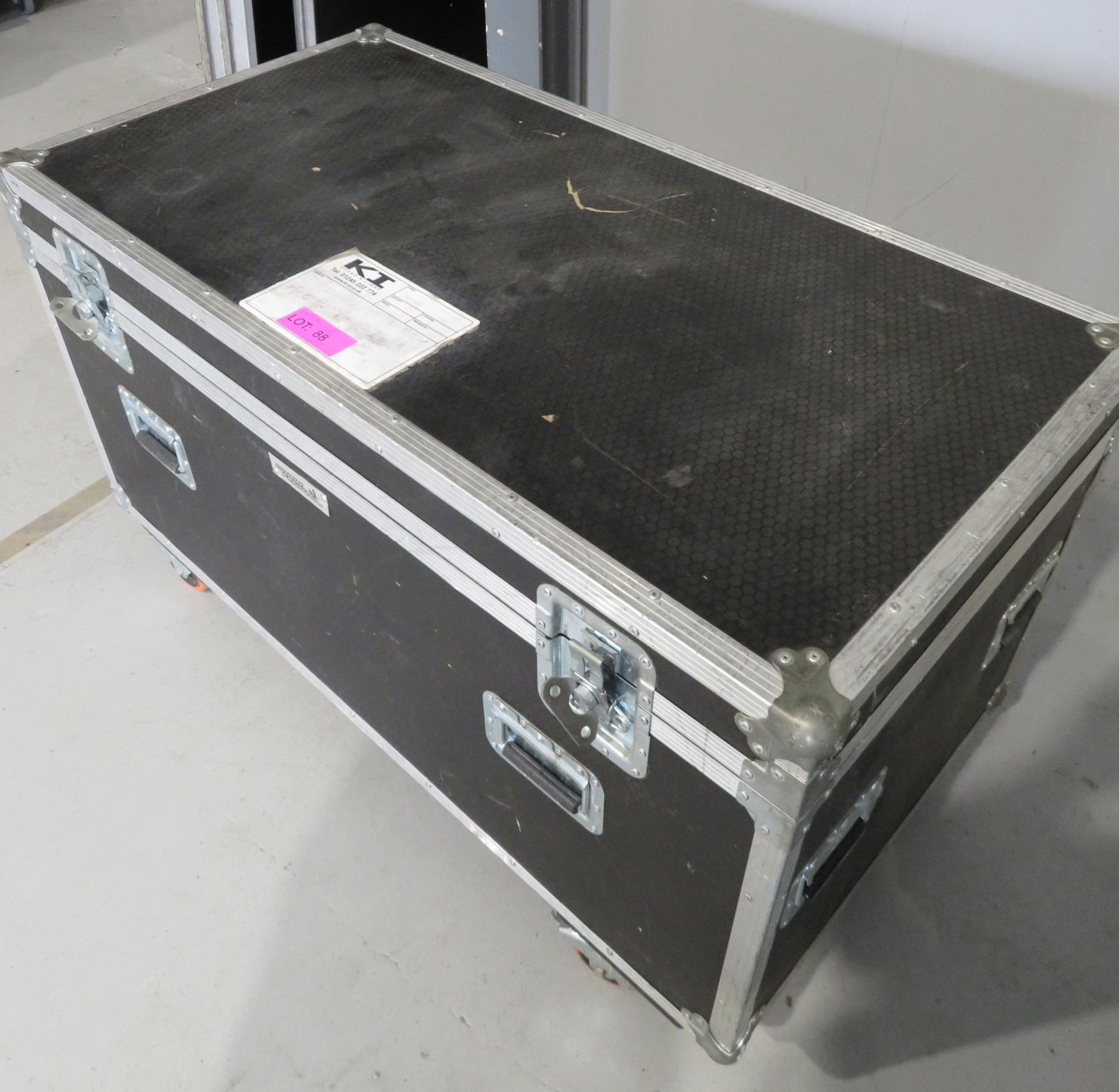 Flightcase with a large quantity of various 100m & 50m extensions cables. Dimensions: 126x - Image 2 of 5