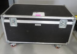 Flightcase with a large quantity of various extensions cables. Dimensions: 126x65x76cm (Lx