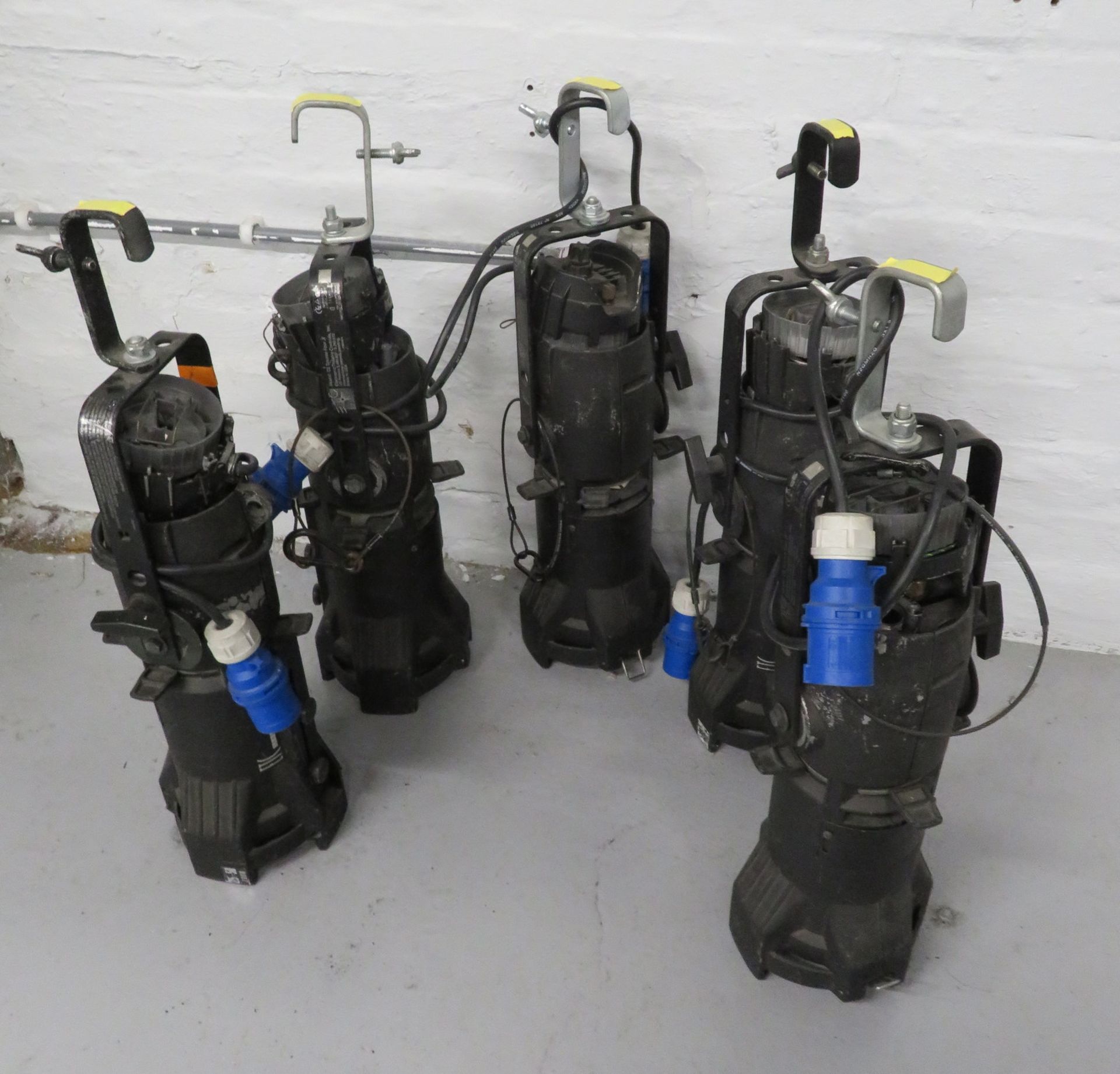 5x ETC Source 4 junior profile. Includes hanging clamps and safety bonds. Faulty condition