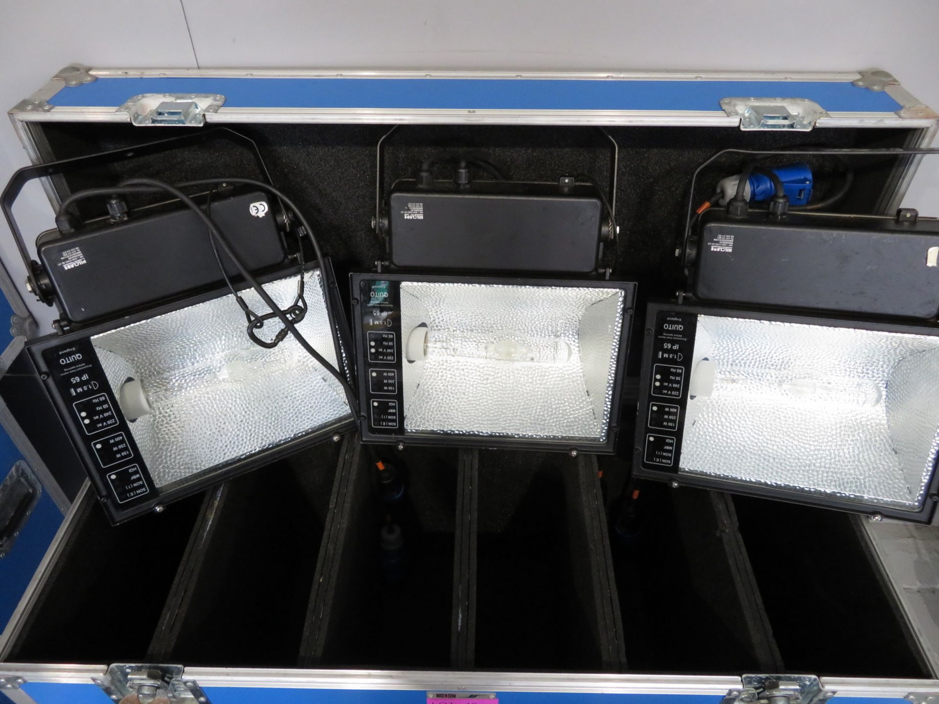 6x HQI 400w Floodlights in flight case. Includes safety bonds. Working condition. - Image 2 of 6