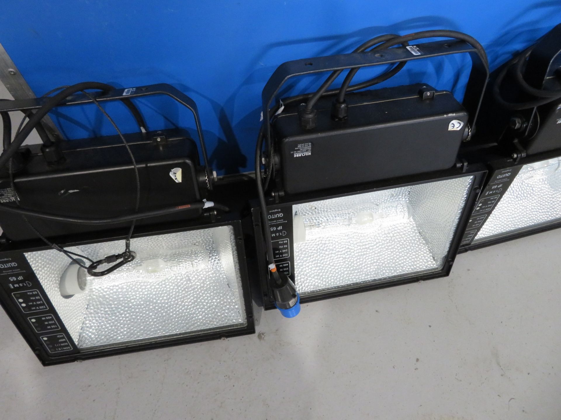 5x HQI 400w Floodlights in flight case. Includes safety bonds. 4 in working condition & 1 - Image 6 of 9
