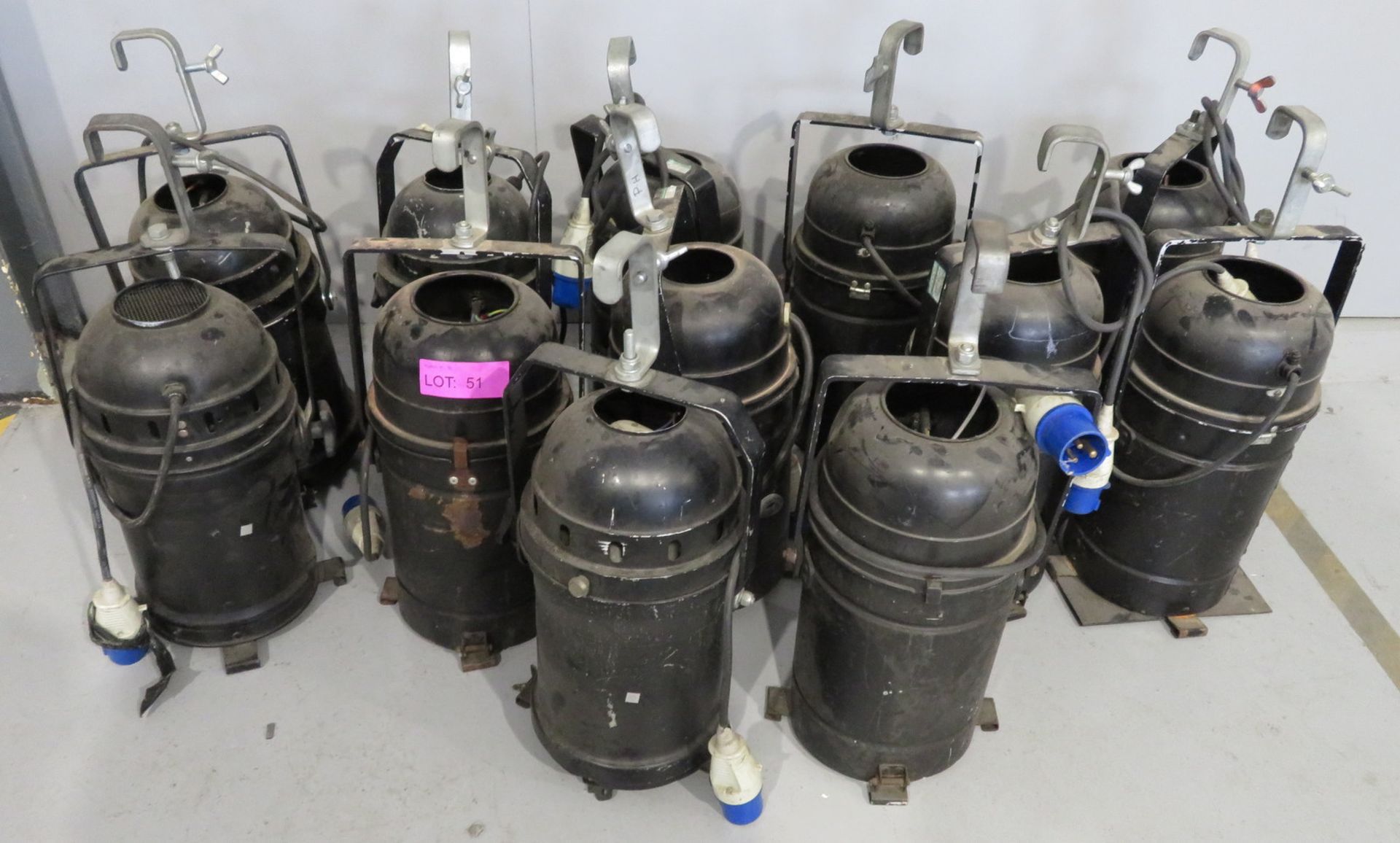 12x PAR 64 long nose PAR Can. Includes hook clamps. Working condition.