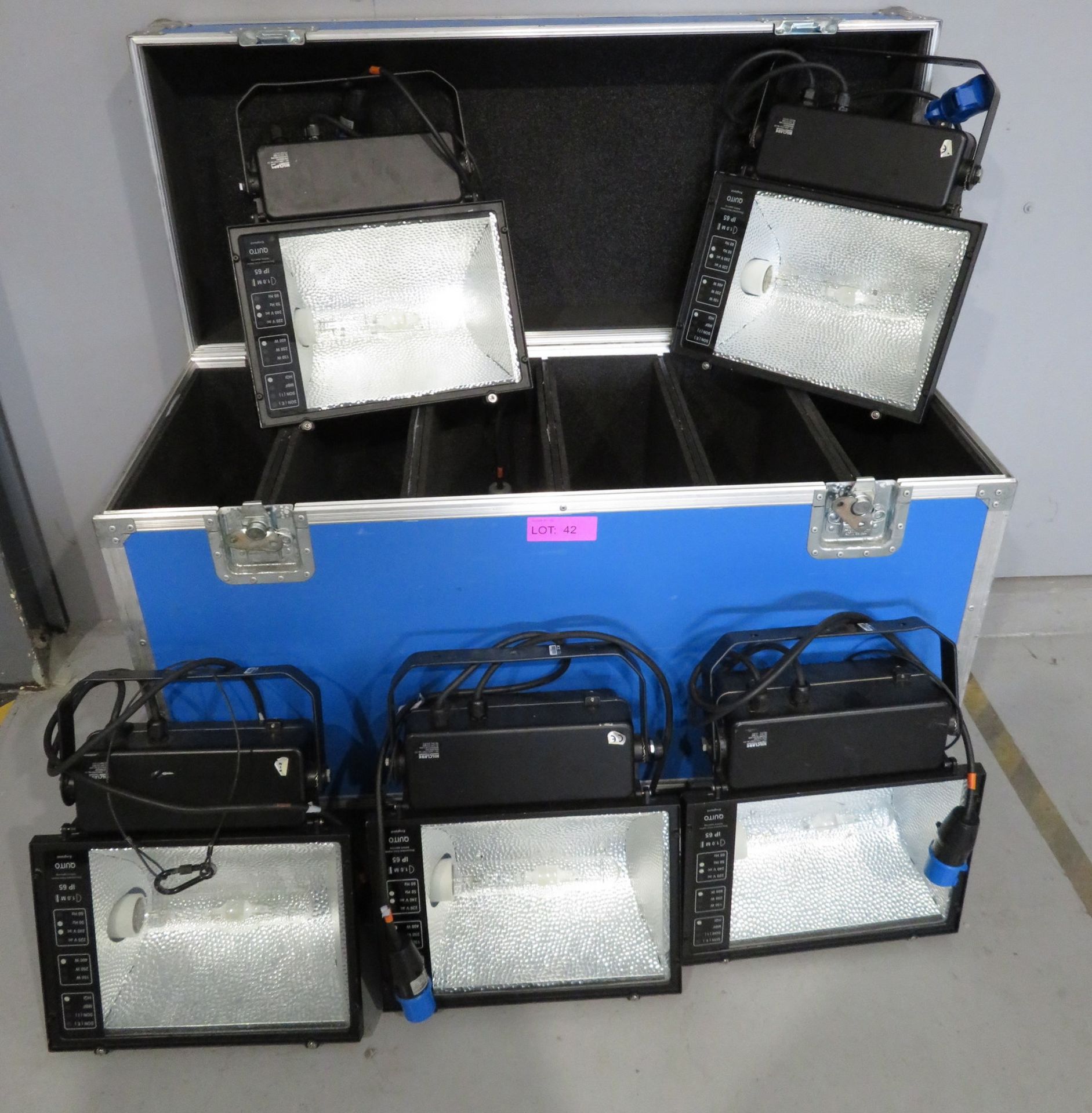 5x HQI 400w Floodlights in flight case. Includes safety bonds. 4 in working condition & 1