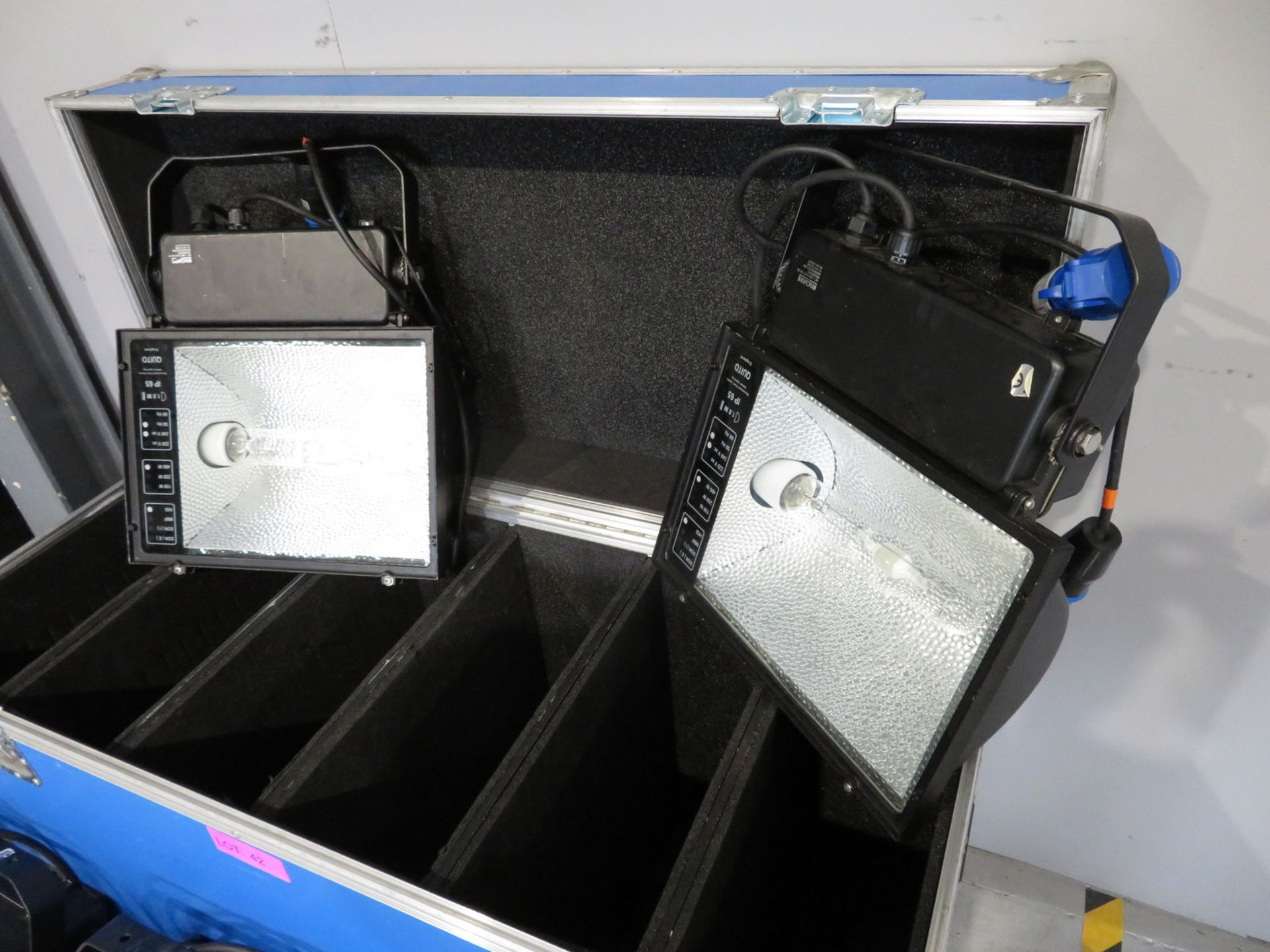5x HQI 400w Floodlights in flight case. Includes safety bonds. 4 in working condition & 1 - Image 8 of 9