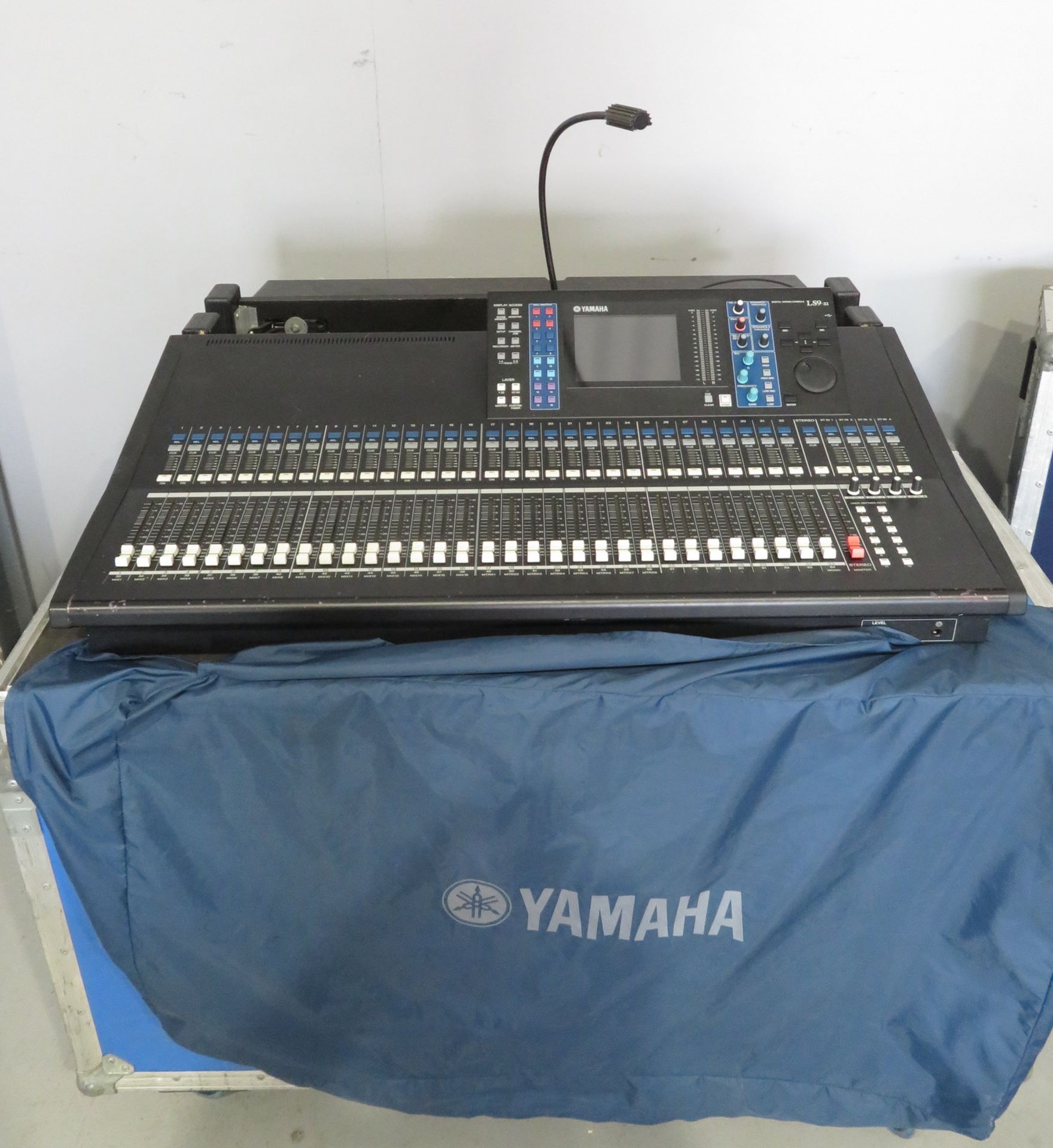 Yamaha LS9-32 Digital mixing console/sound desk with flightcase. Working condition.