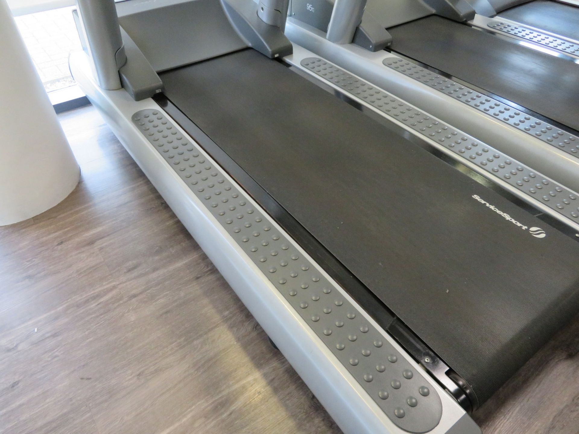 Life Fitness 95Ti Treadmill. LED Display. - Image 6 of 6