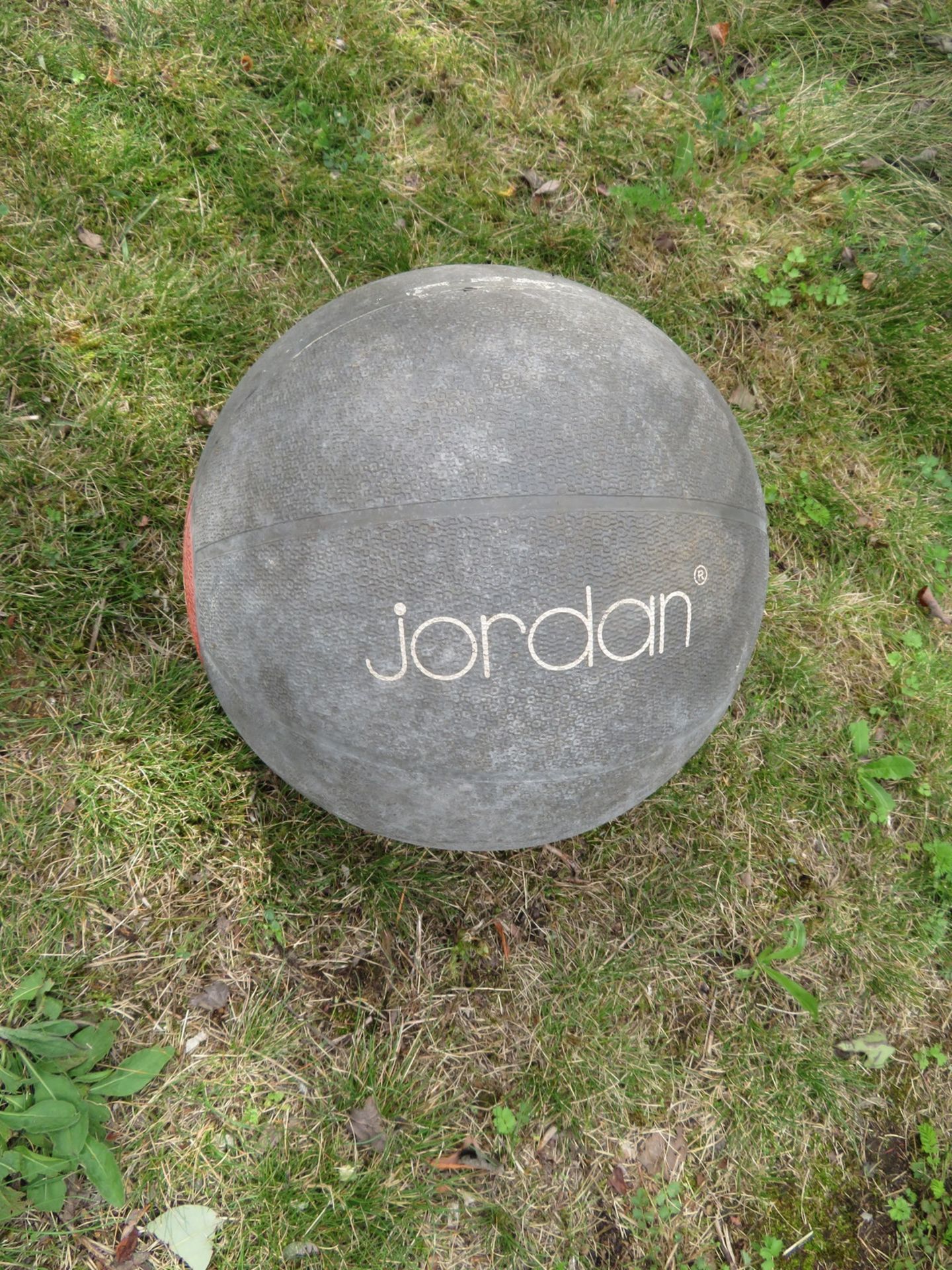 Jordan 5 Piece Medicine Ball Set With Rack Weights 6,7,8,9 & 10kg (8kg Pictured Separately - Image 7 of 8