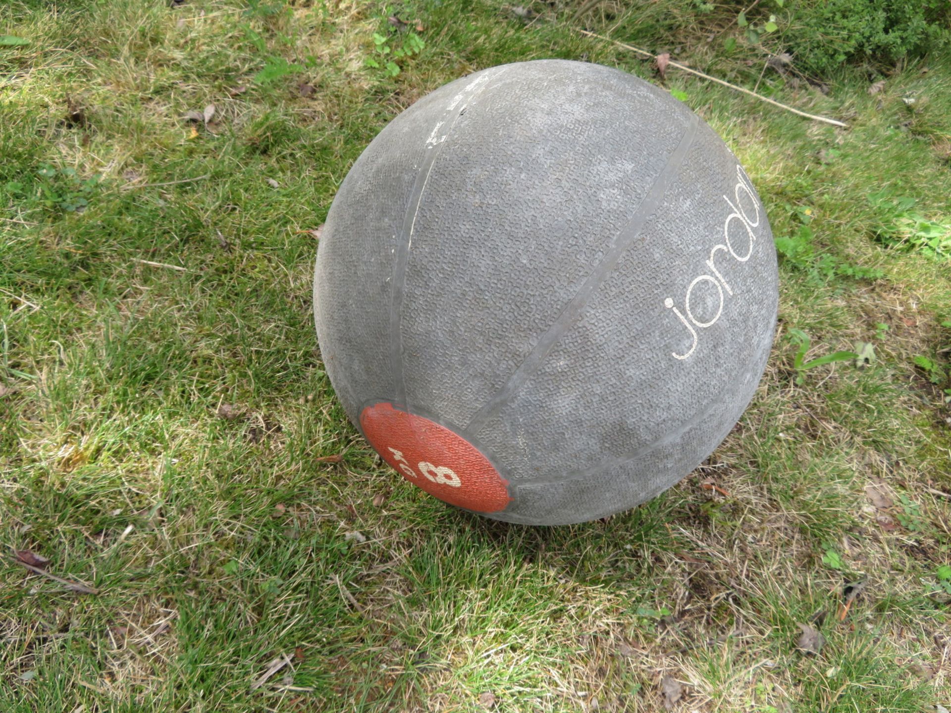 Jordan 5 Piece Medicine Ball Set With Rack Weights 6,7,8,9 & 10kg (8kg Pictured Separately - Image 8 of 8