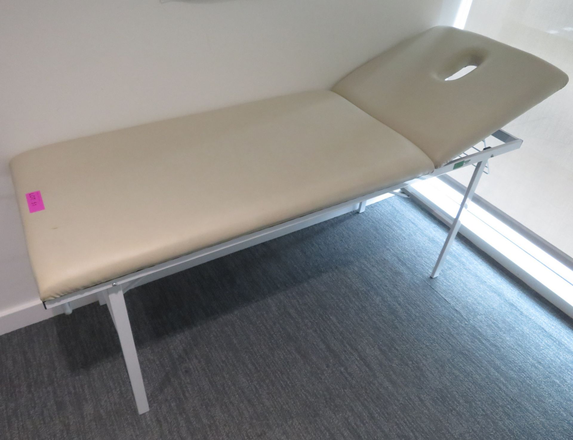 Massage/Treatment Table. Dimensions: 182x60cm Height Adjustable. (Lxd)