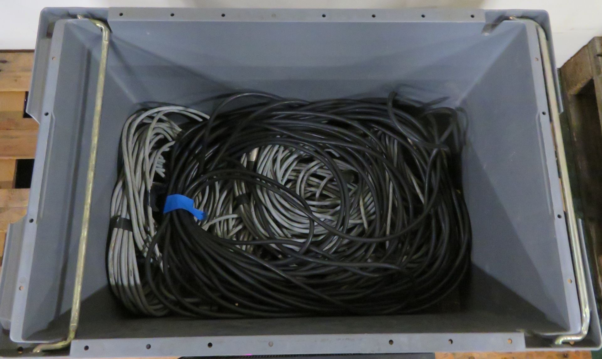 Light paint Colour Scroller x12.. Grey Crate Containing DigiDIstro Scroller Controller & Data Cable. - Image 7 of 7