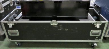 2x Samsung LE40C 40" LCD Screens in Flight case with 2x Metal Stands