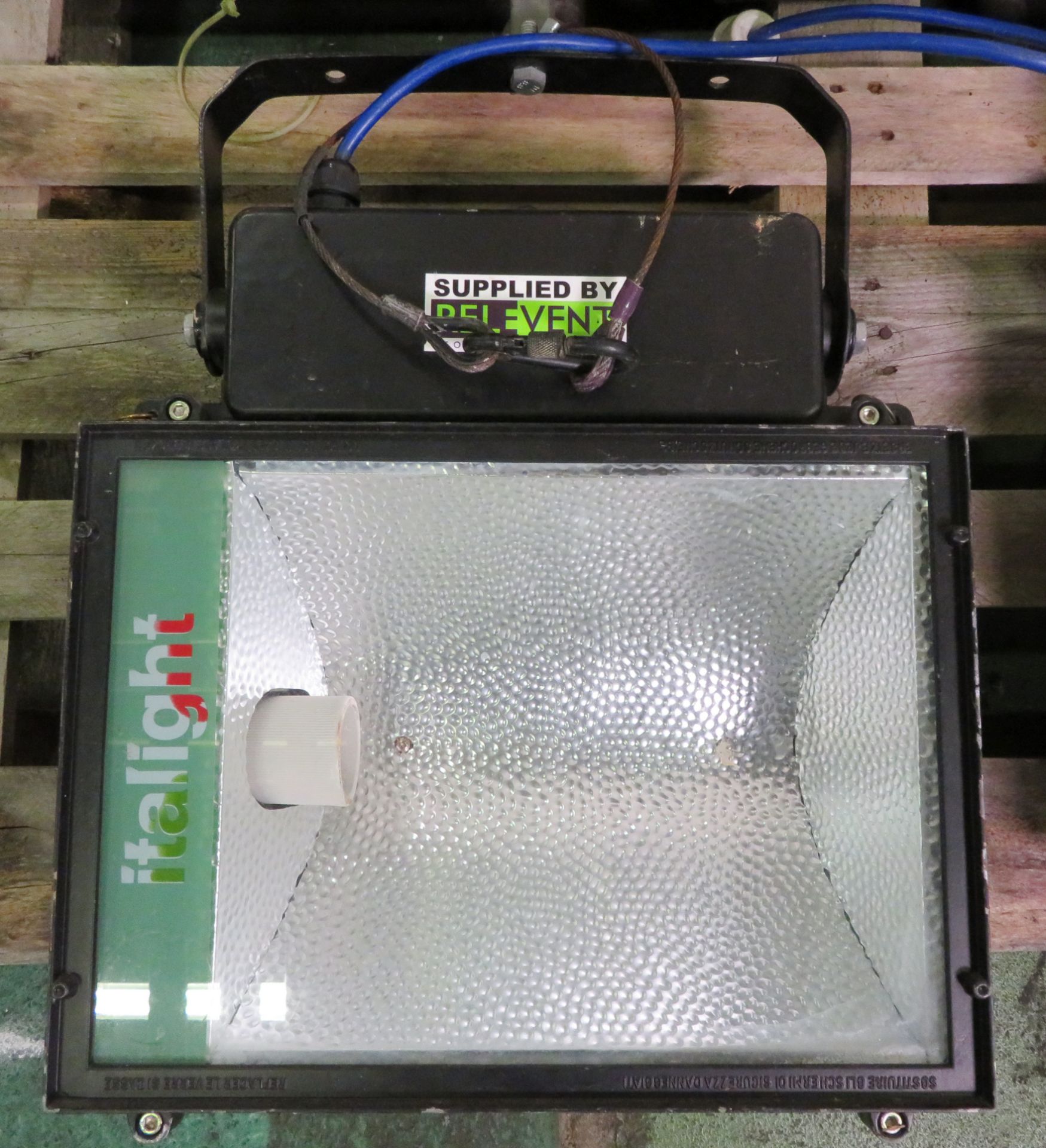 Italight 400W HMI Flood Lights x5 Missing a bulb. - Image 2 of 7