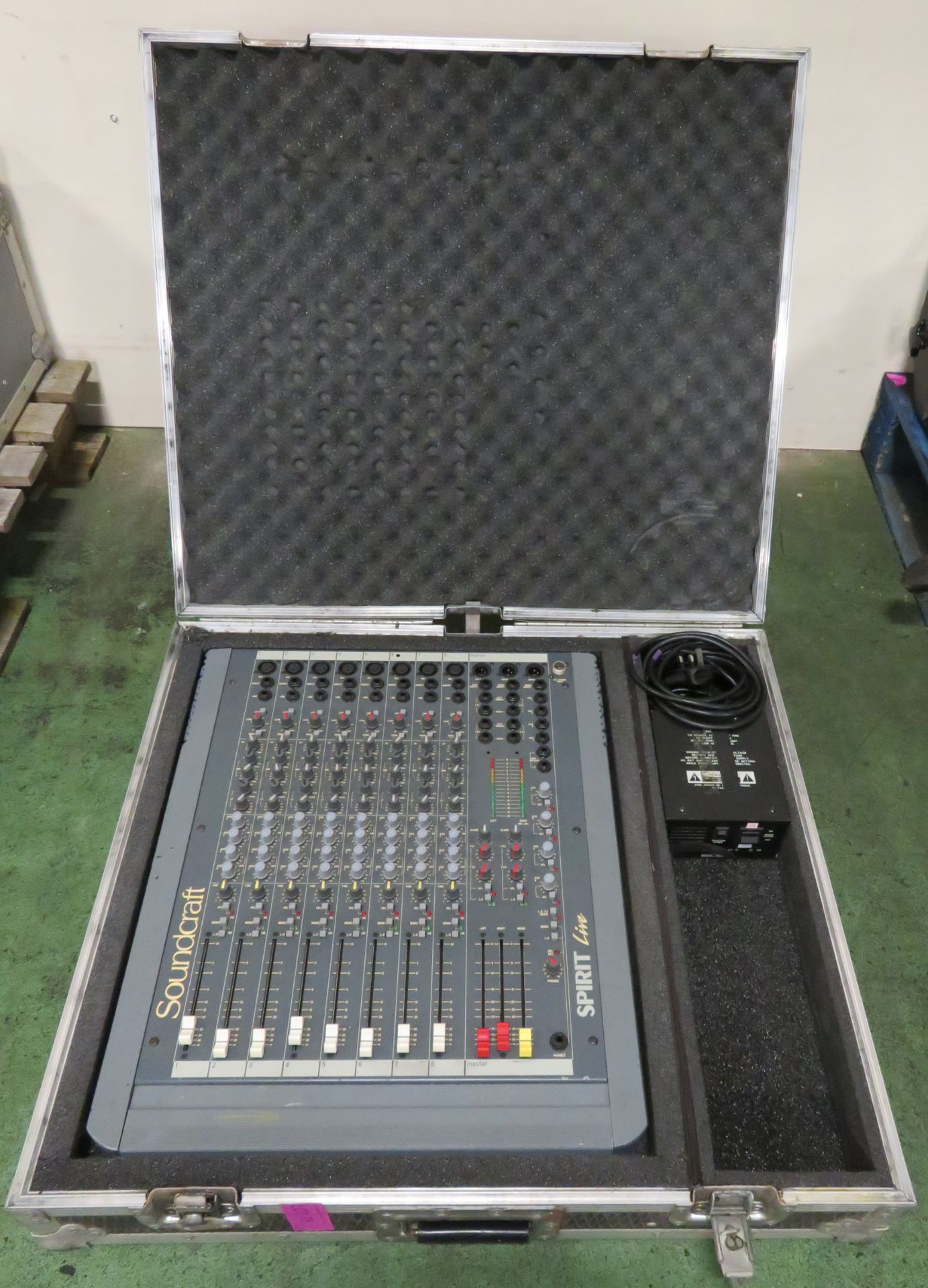 Soundcraft Spirit Live Mixing Desk in Handheld Flight case - Case L760xW190xH680mm.