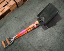 2x Insulated shovels