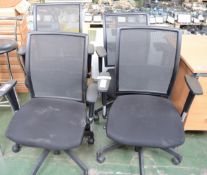 4x Black Office Chairs on Castors.