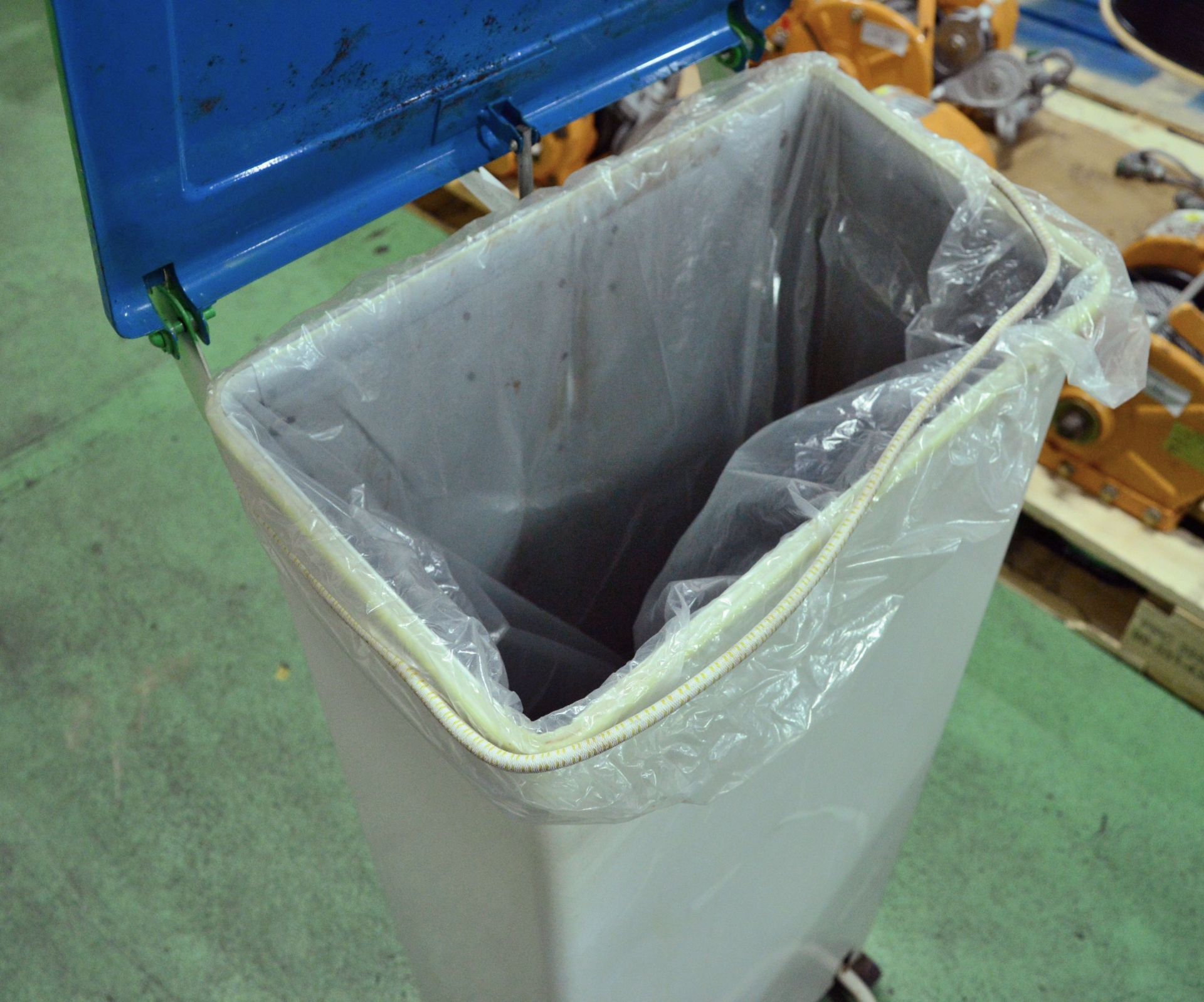 Metal Pedal Waste Bin - Image 2 of 3