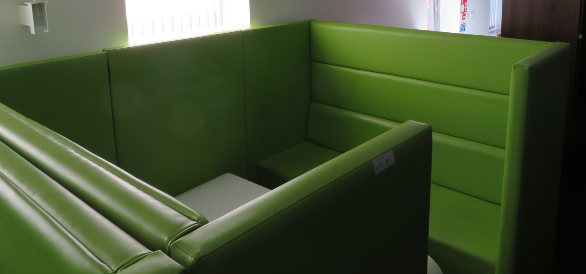 Padded Office Chill Out Pod/Booth And Table. Dimensions: 2600x2000x1520mm (LxDxH) - Image 3 of 3