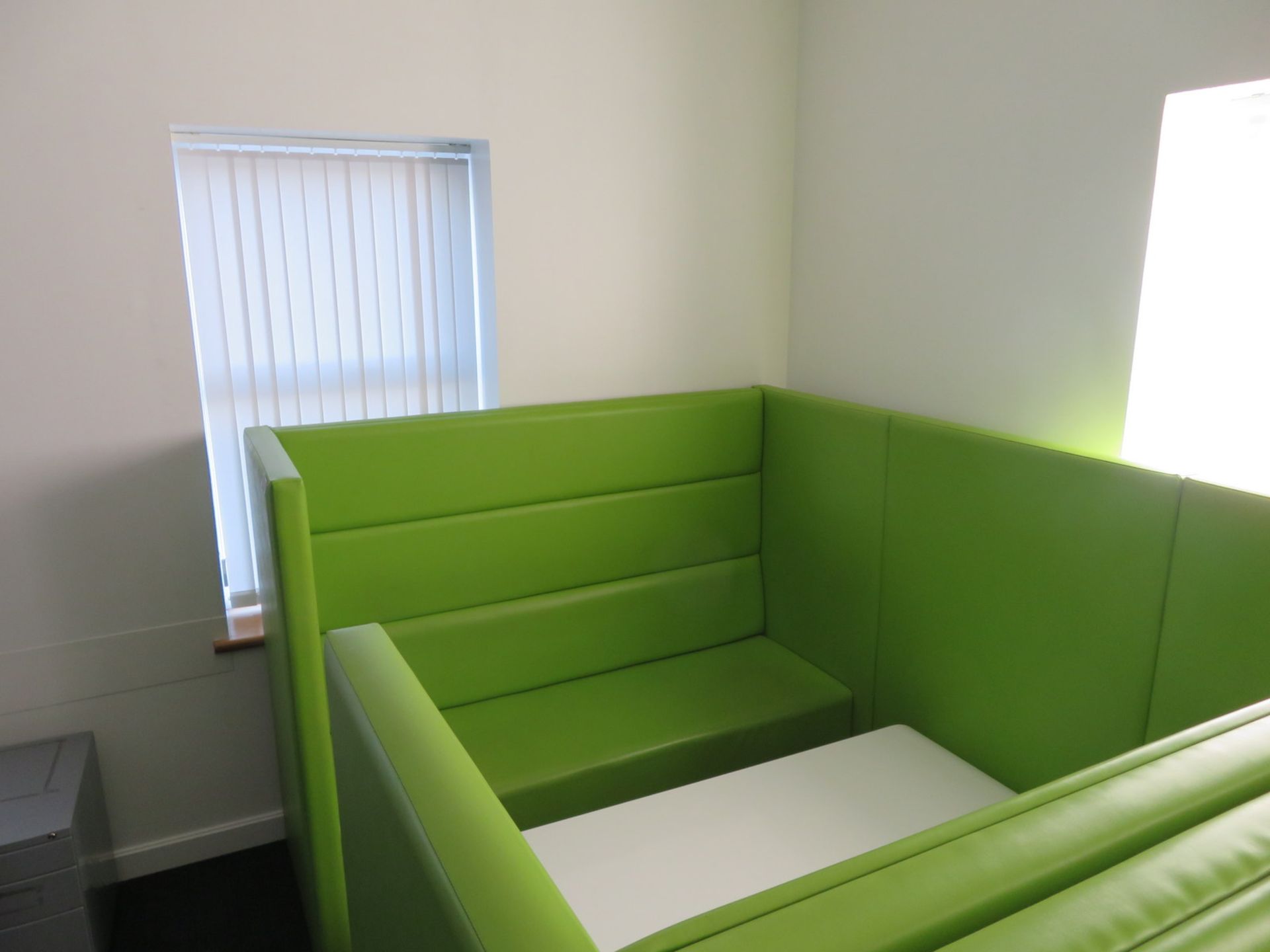 Padded Office Chill Out Pod/Booth And Table. Dimensions: 2600x2000x1520mm (LxDxH) - Image 2 of 3