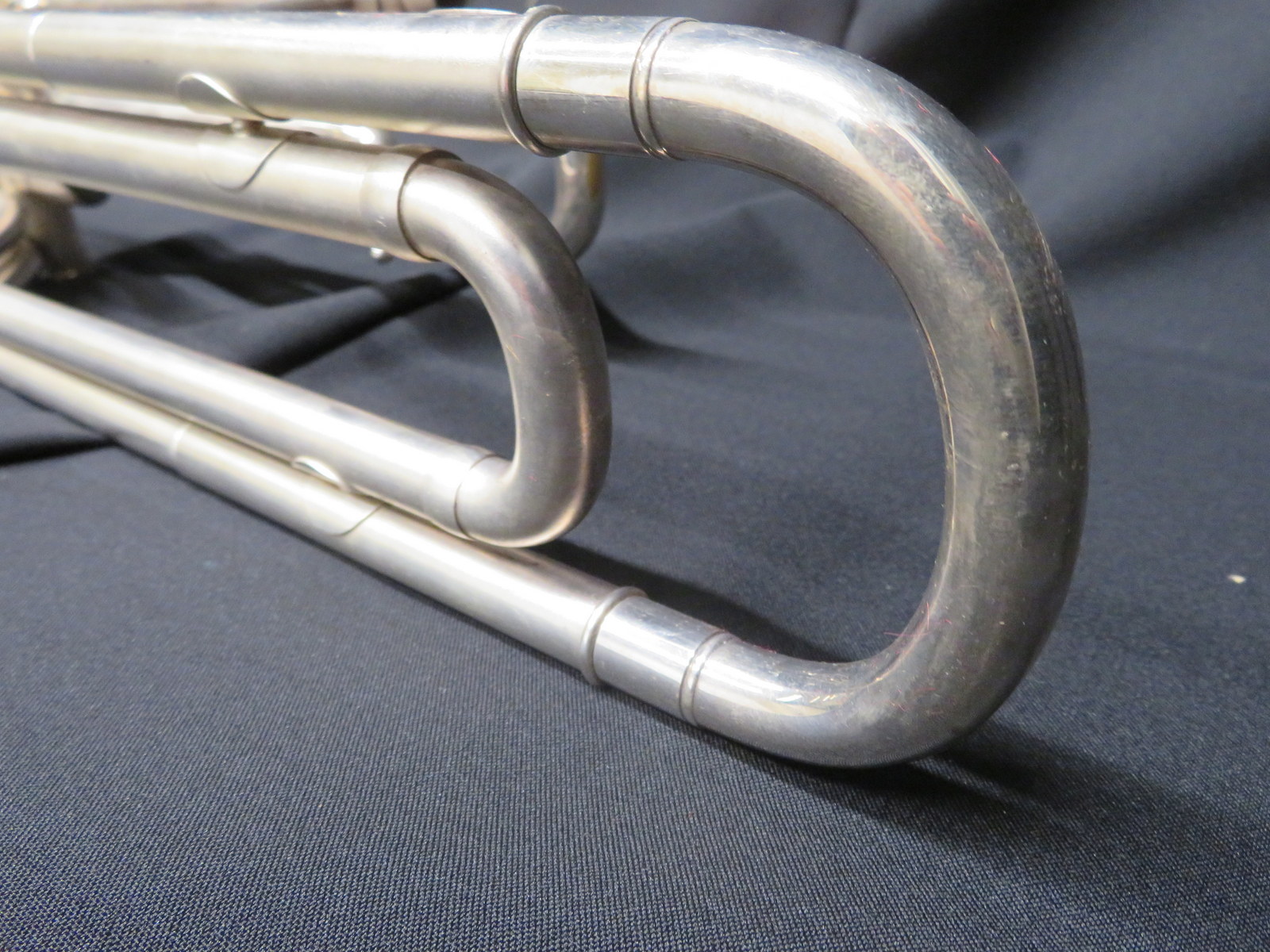 Boosey & Hawkes Imperial bass fanfare trumpet with case. Serial number: 632450. - Image 5 of 17