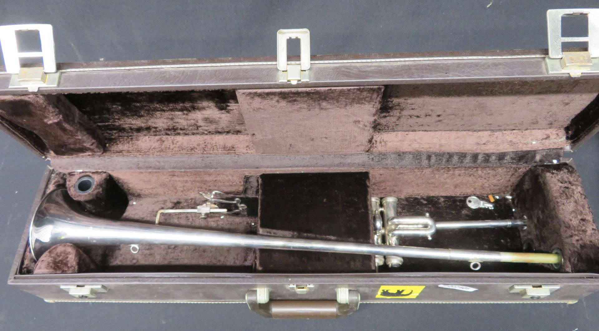 Boosey & Hawkes Imperial fanfare trumpet with case. Serial number: 705-670079. - Bild 2 aus 17