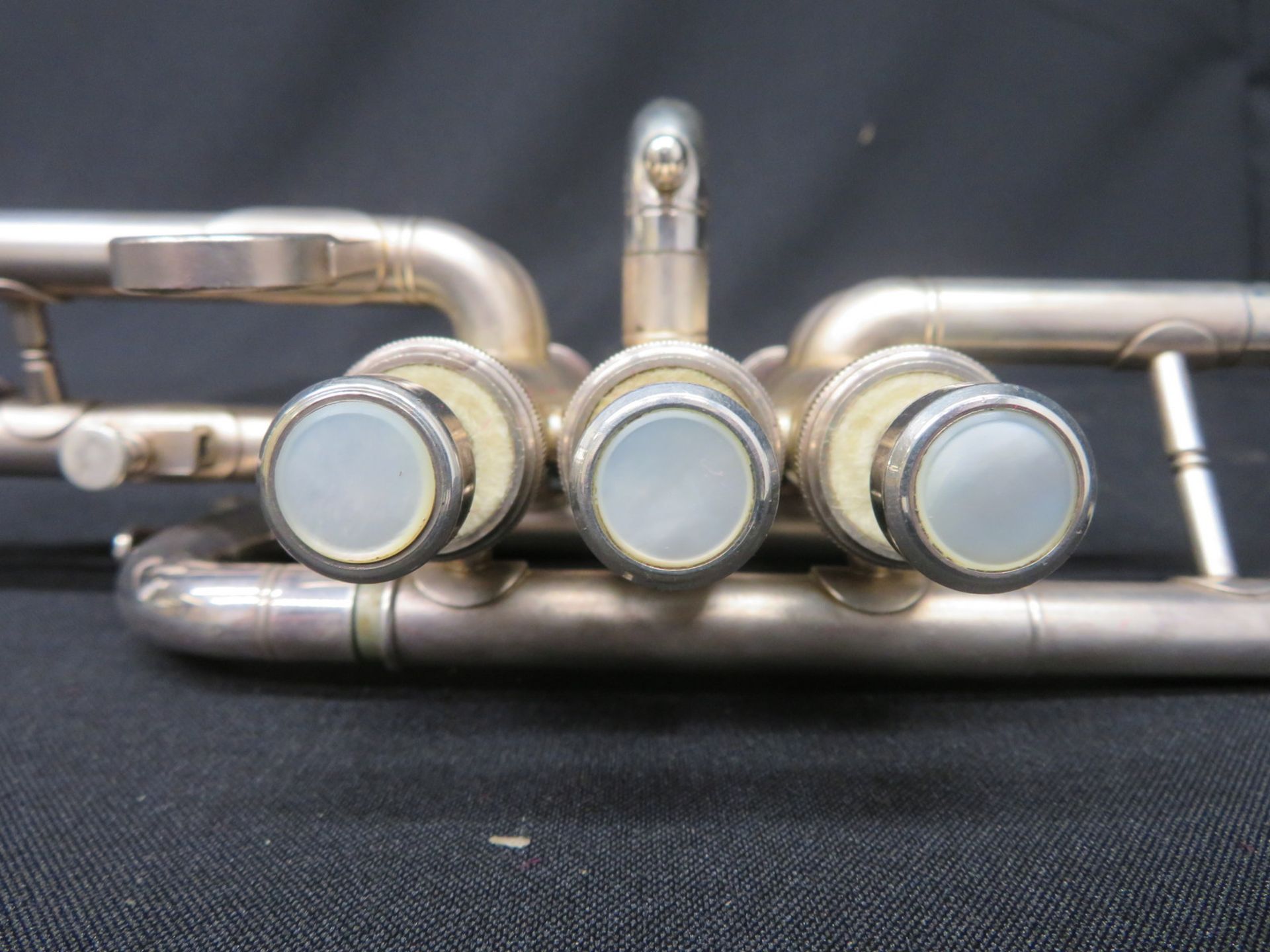 Boosey & Hawkes Imperial fanfare trumpet with case. Serial number: 622077. - Bild 8 aus 19