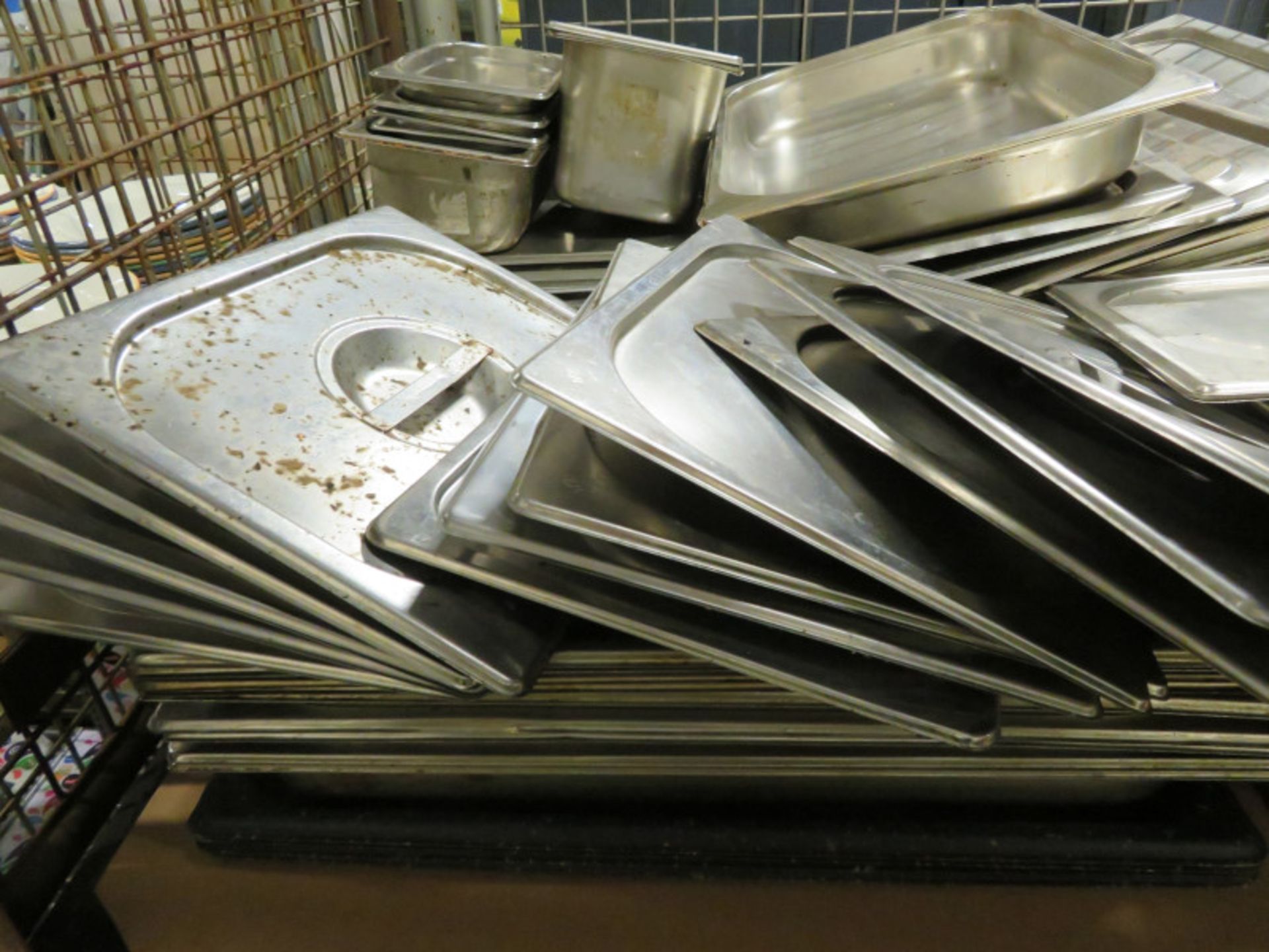 Various sizes of Gastronorm trays and lids - Image 2 of 4