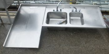 Double sink corner unit with taps