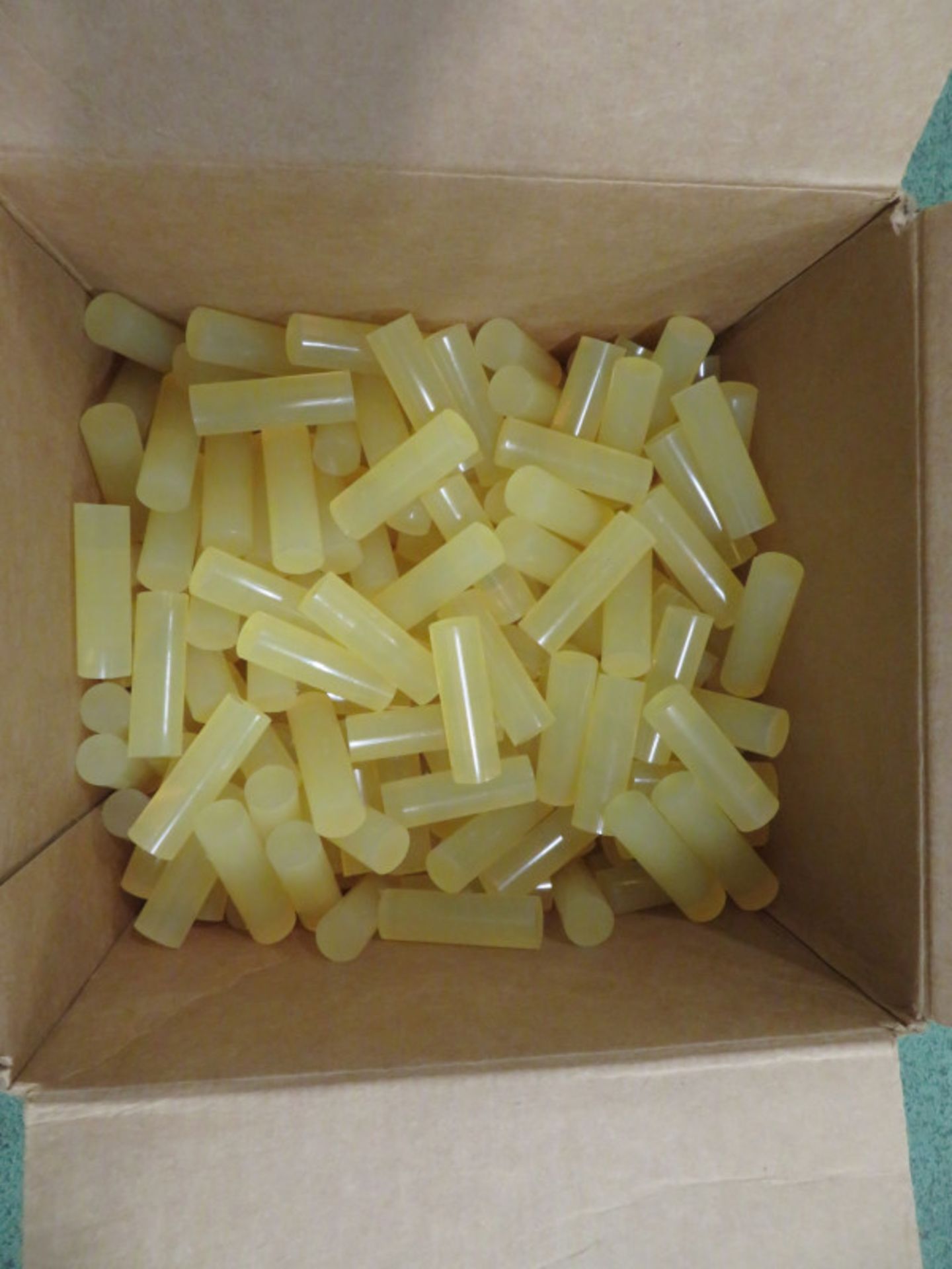 3M hot melt adhesive sticks 3738 TC - 5/8inch x 2inch - 5kg box - Image 2 of 2