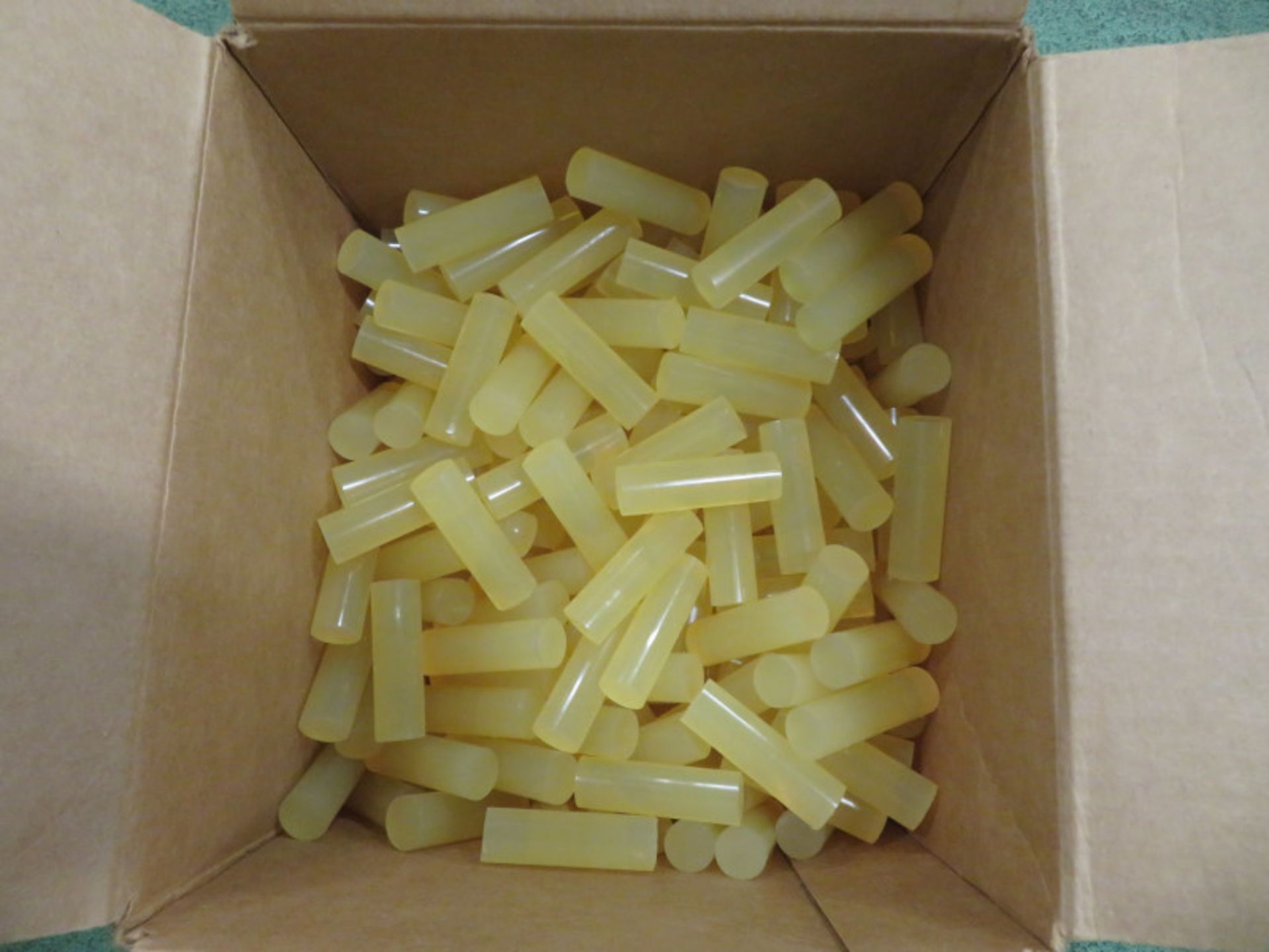 3M hot melt adhesive sticks 3738 TC - 5/8inch x 2inch - 5kg box - Image 2 of 2