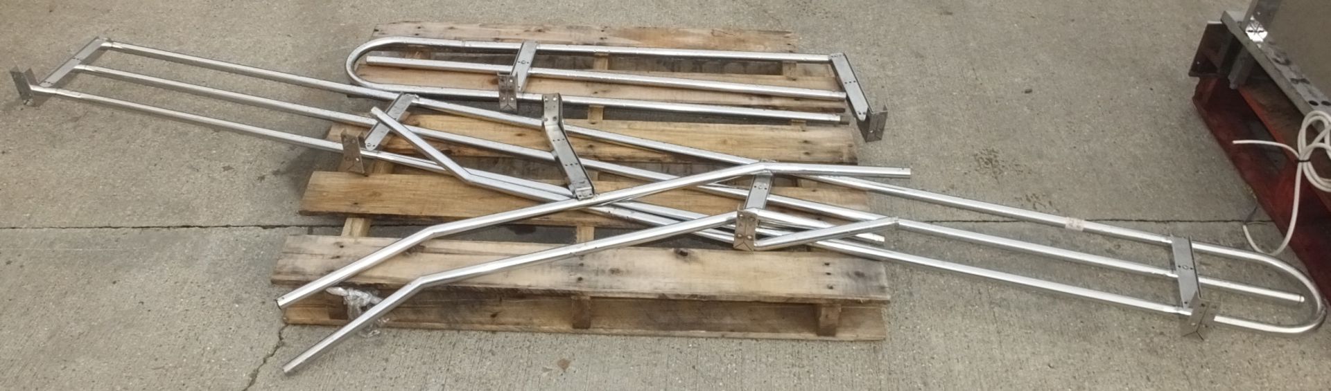 Serving tray rail assembly