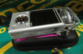 Zoom Q2 HD Handy Video Recorder in a Case