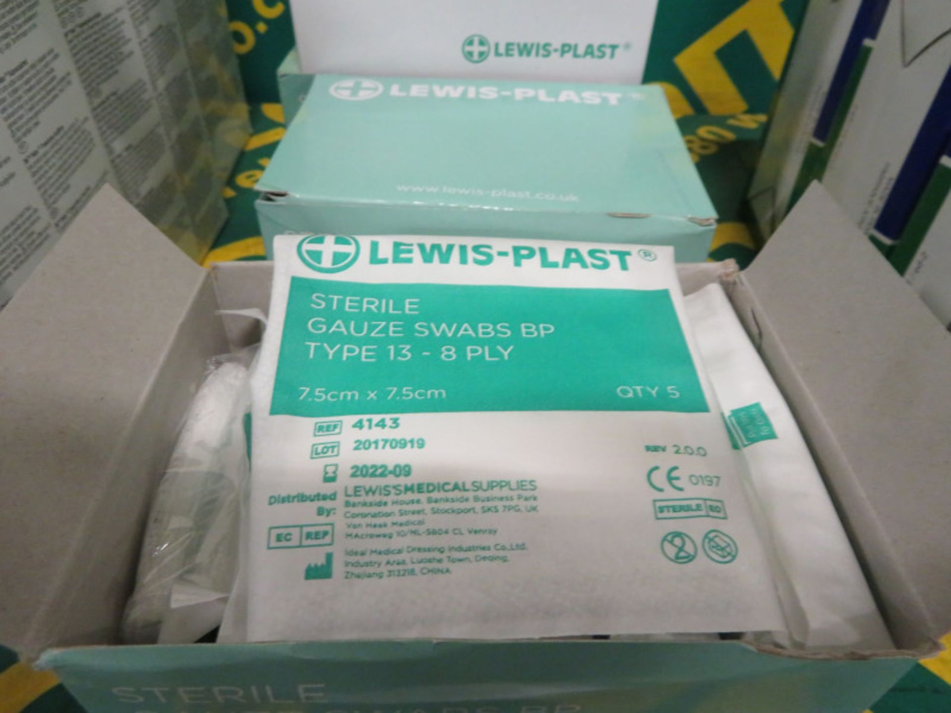 Lewis Plast strile gauze swabs BP type 13-8PLY - 7.5cm x 7.5cm - 100 per box - 6 boxes - Image 3 of 3