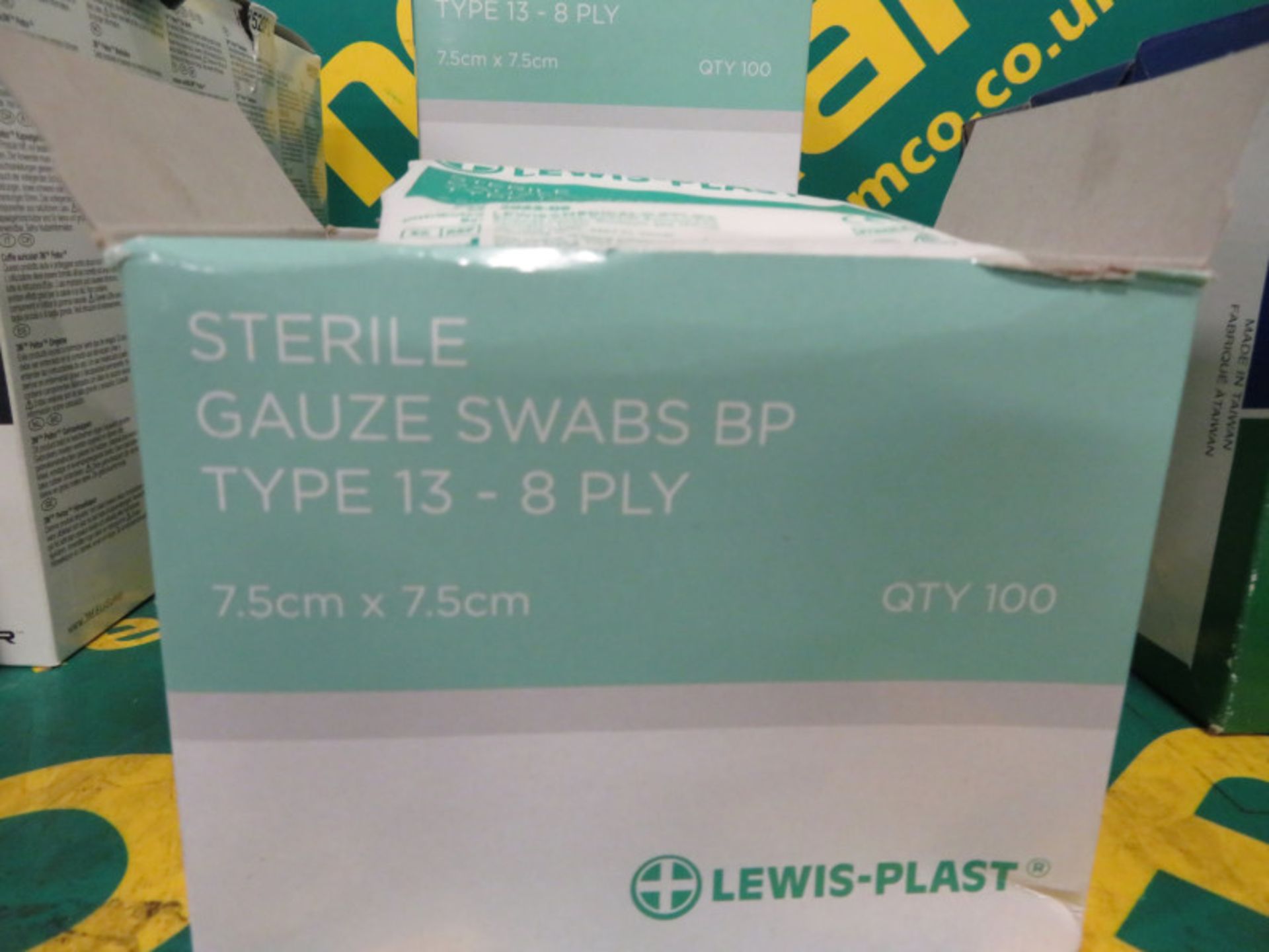 Lewis Plast strile gauze swabs BP type 13-8PLY - 7.5cm x 7.5cm - 100 per box - 6 boxes - Image 2 of 3