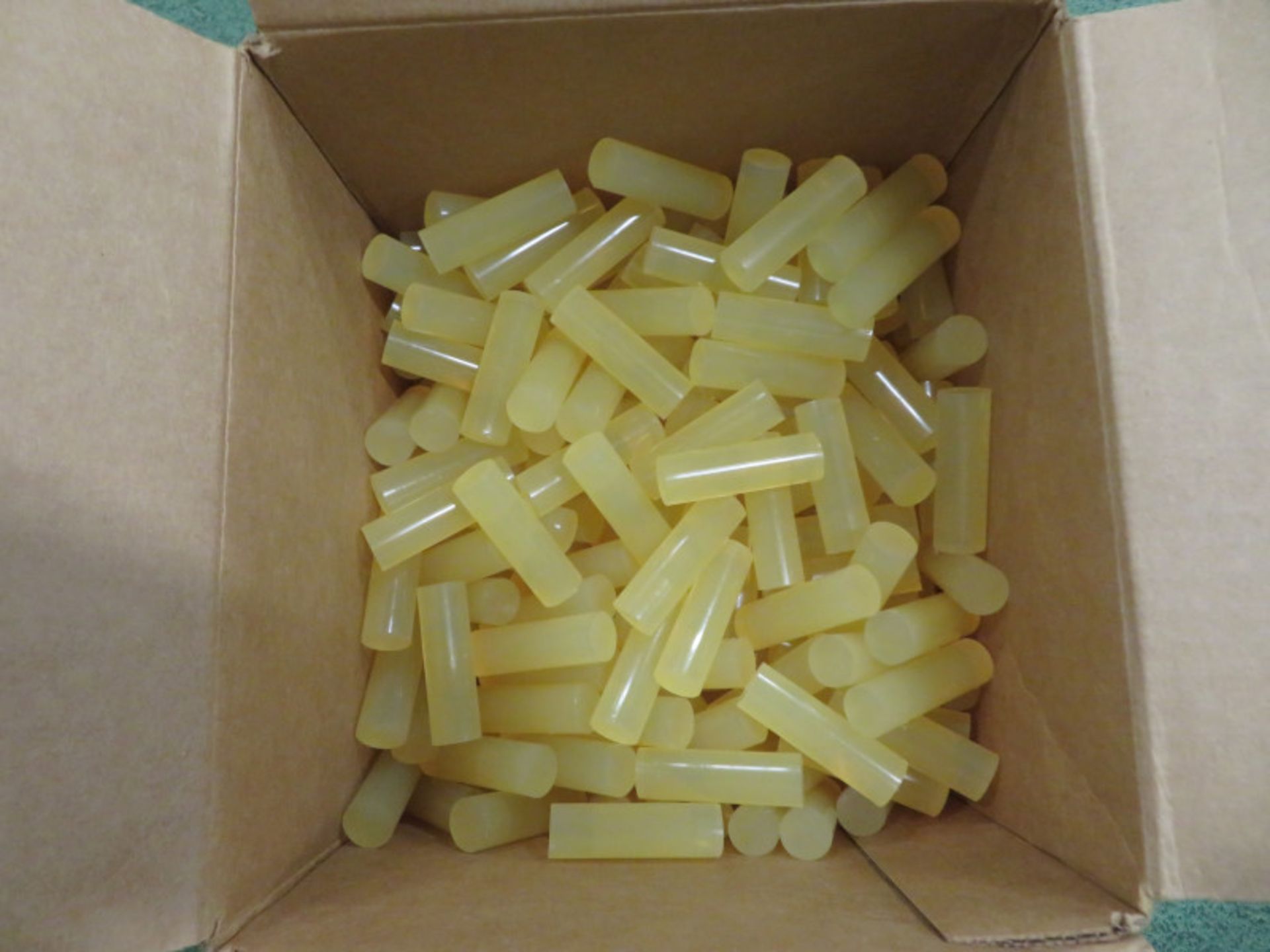 3M hot melt adhesive sticks 3738 TC - 5/8inch x 2inch - 5kg box - Image 2 of 2