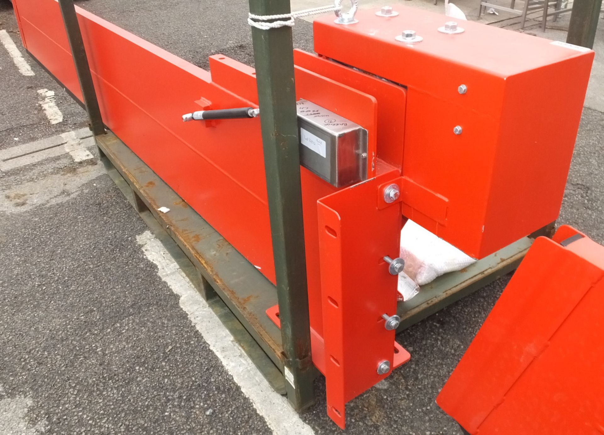 Flood barrier assembly - Pair - Lengths 4460mm (Right Side) & 4460mm (Left Side) - Image 12 of 14