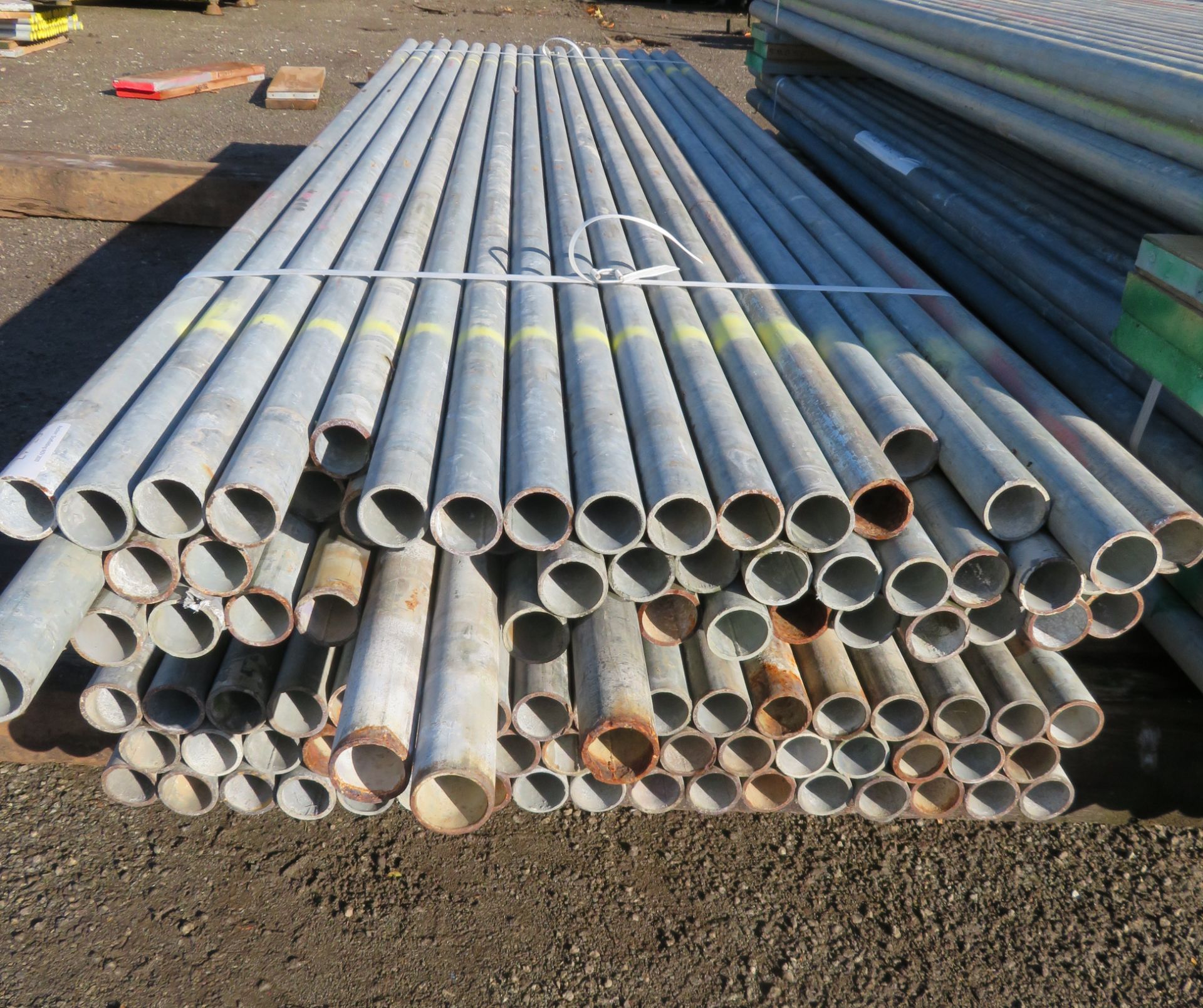 100x 10ft Galvanised Steel Scaffolding Poles 48mm Diameter x 4mm Thick. - Image 3 of 6