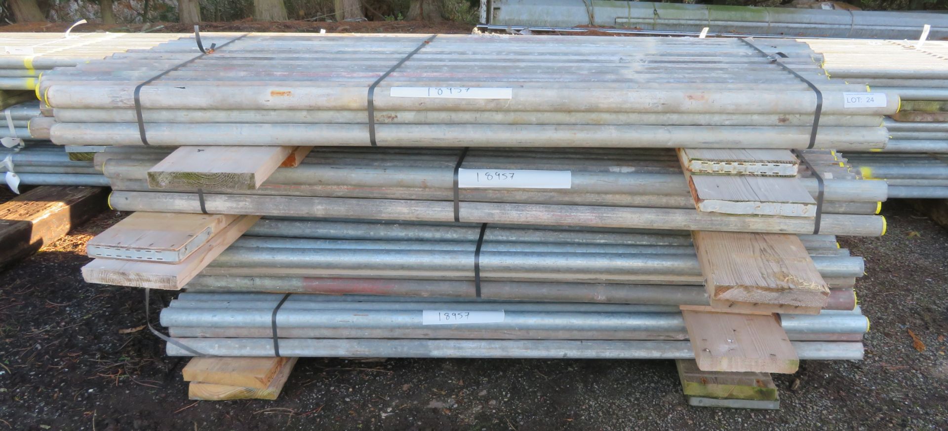 200x 6ft Galvanised Steel Scaffolding Poles 48mm Diameter x 4mm Thick.