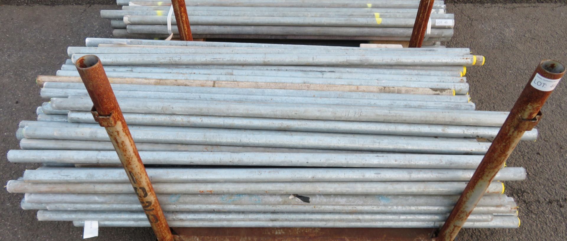 100x Various Length Galvanised Steel Scaffolding Poles. Lengths Range Between 5.5t - 6ft.