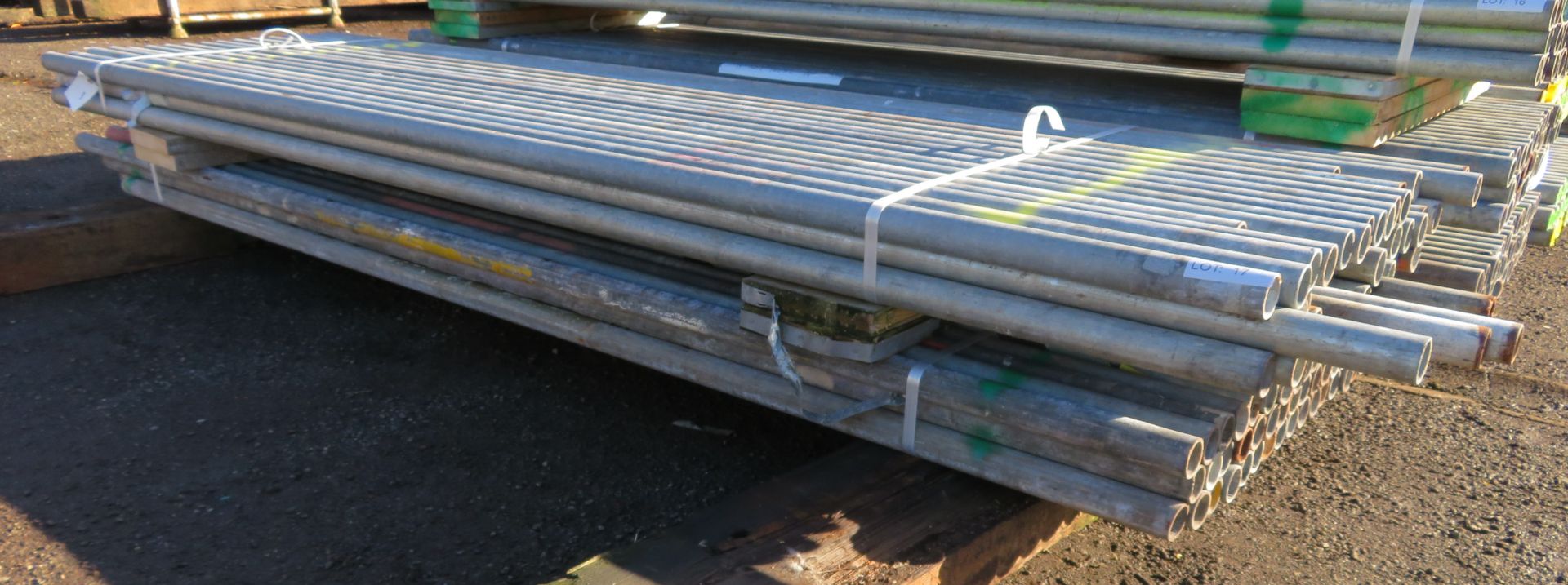 100x 10ft Galvanised Steel Scaffolding Poles 48mm Diameter x 4mm Thick. - Image 2 of 6