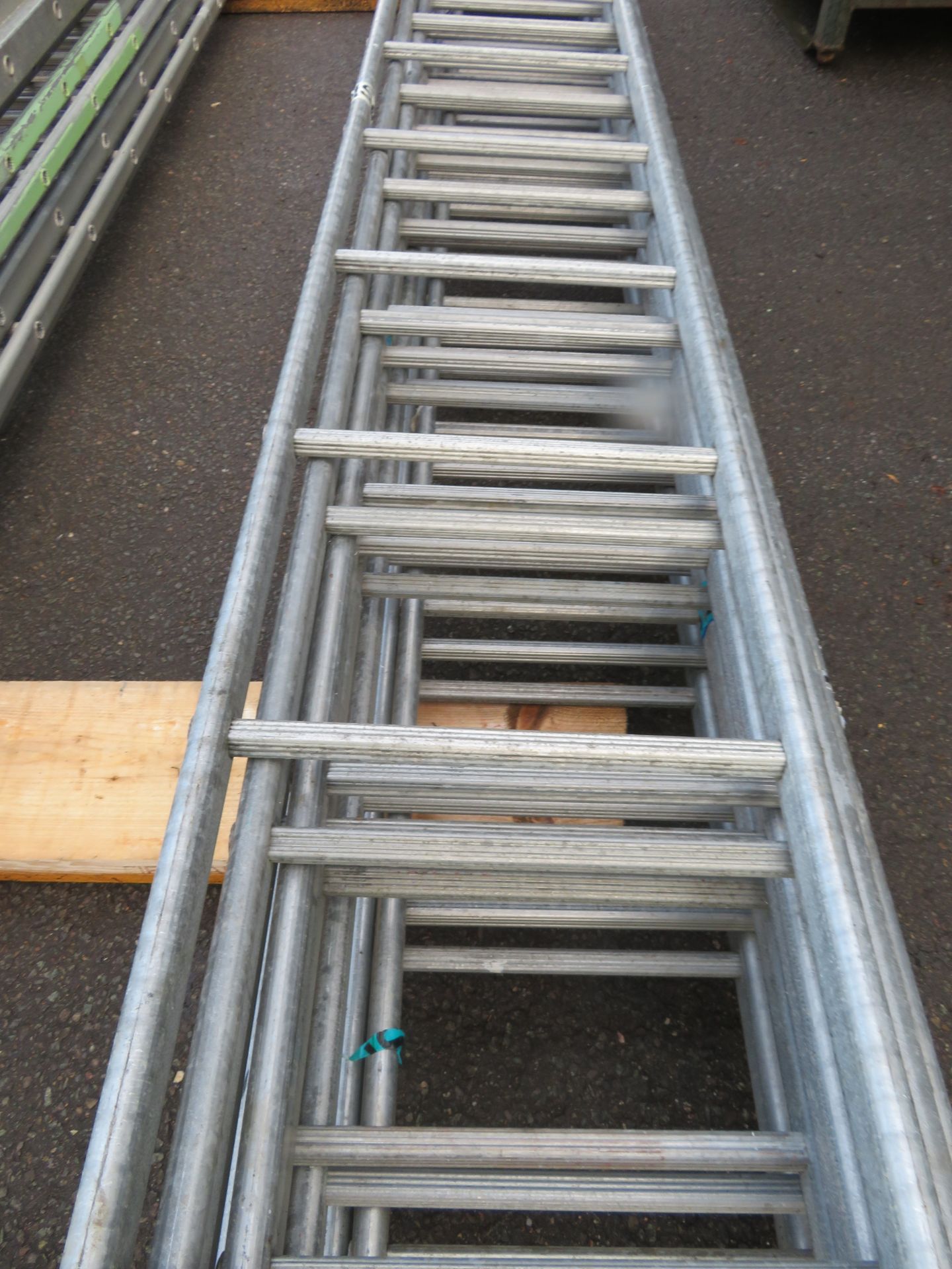 10x Aluminium 3.8m 13 Rung Scaffolding Ladder. - Image 3 of 4