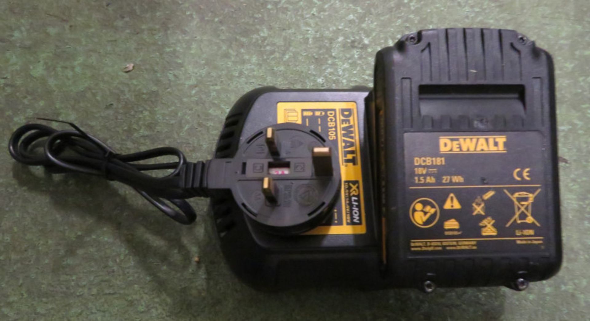 Dewalt DCD740 right angle drill, 18V / XR Li-Ion with charger, 1 battery - Image 2 of 2