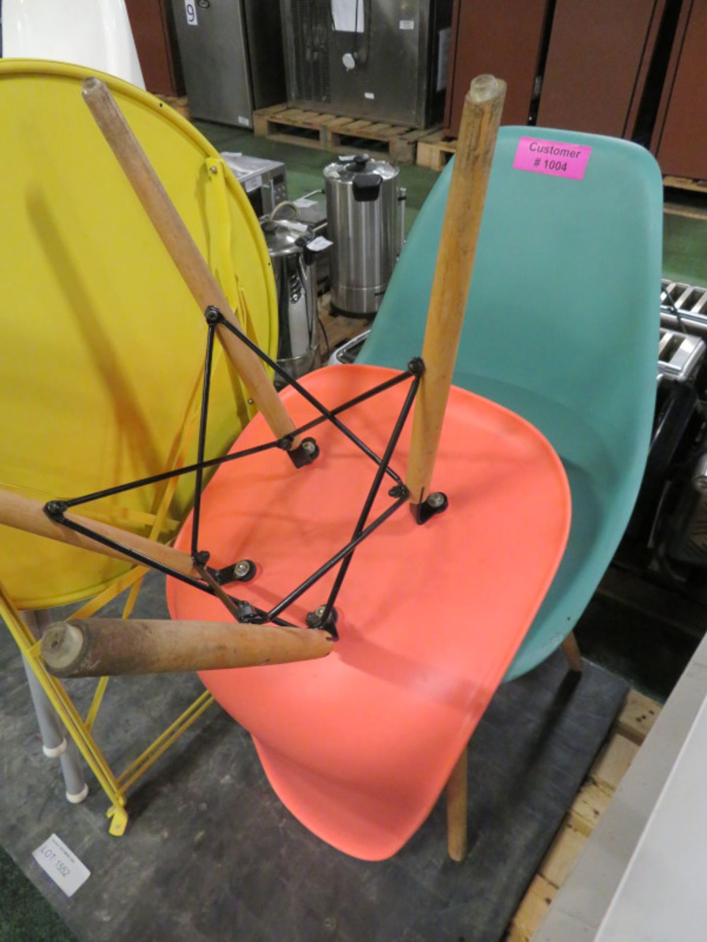 2x Plastic chairs, 1x folding leg table, 2x High chairs (1 has no tray) - Image 3 of 3