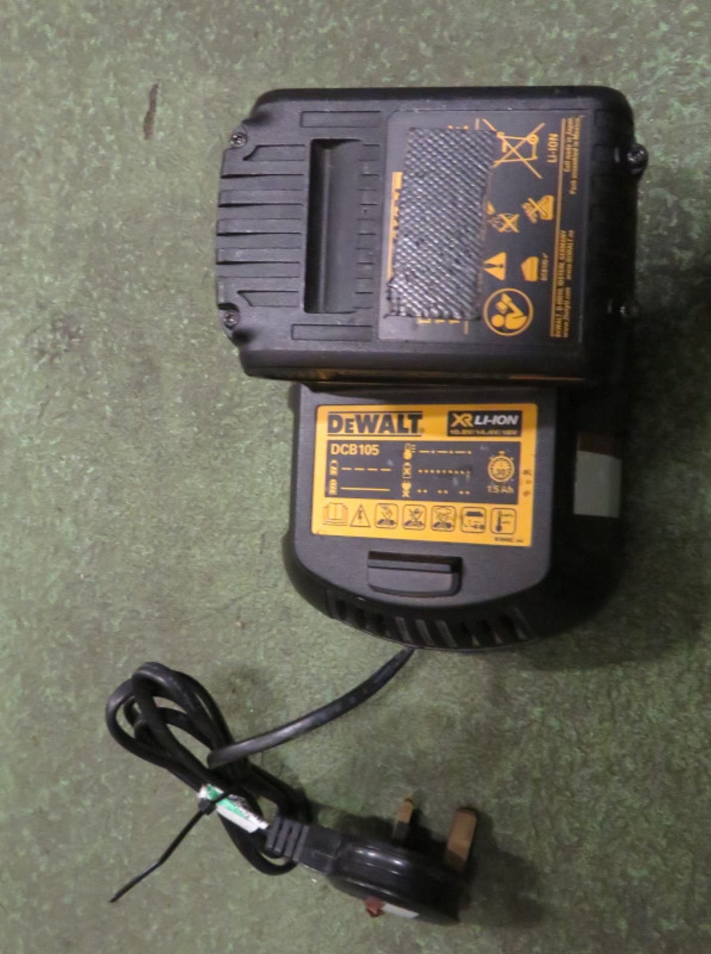 Dewalt DCD740 right angle drill, 18V / XR Li-Ion with charger, 1 battery - Image 2 of 2