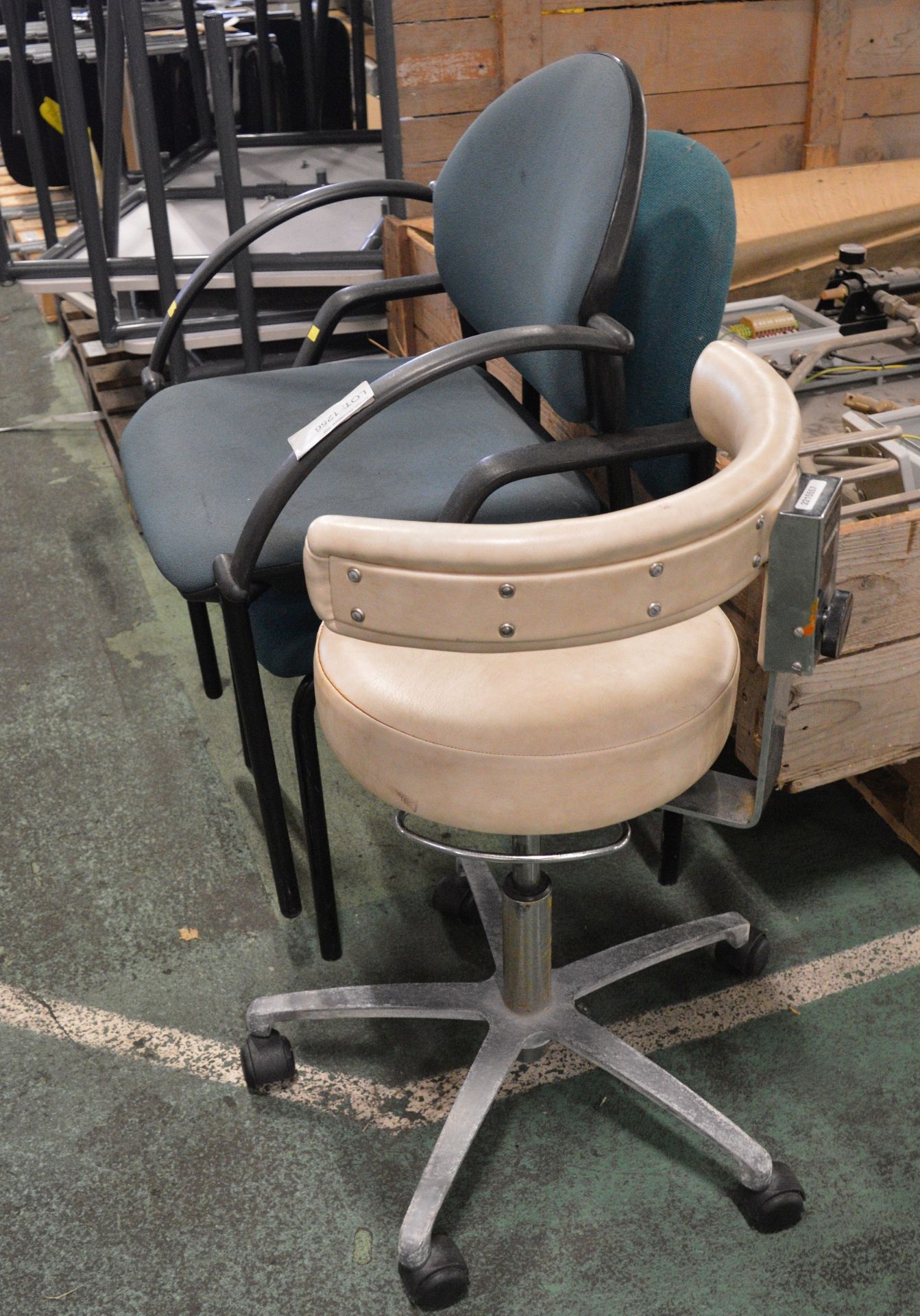 2x Reception chairs & Dentist Swivel Chair - Image 3 of 3