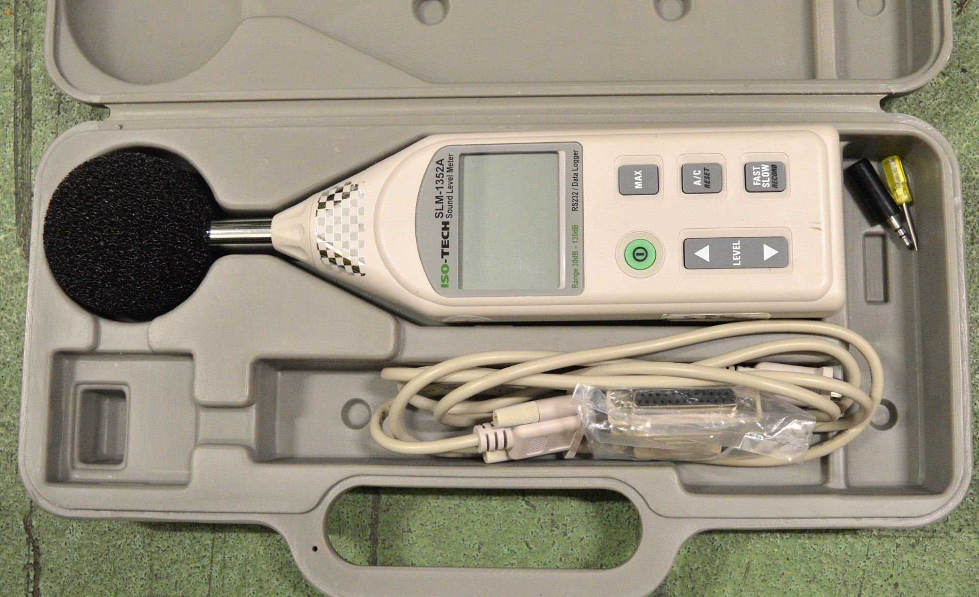 ISO-TECH Sound Level Meter Range 30dB-130dB - SLM-1352A in case - Image 2 of 3