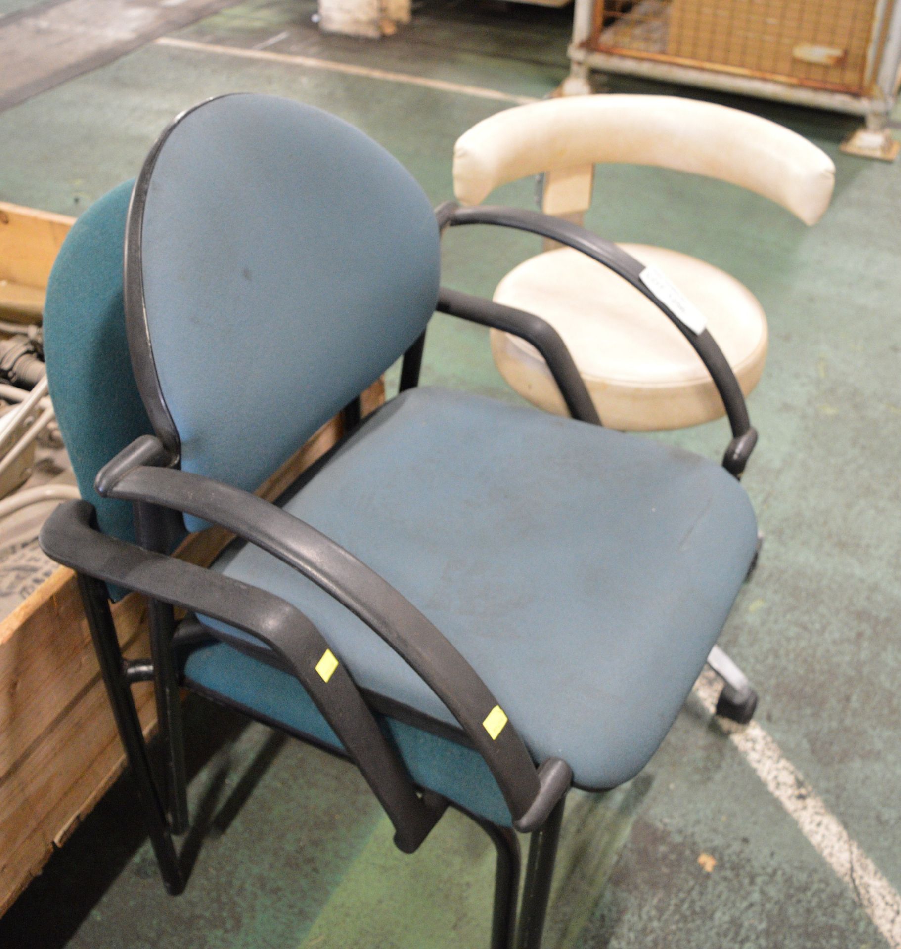 2x Reception chairs & Dentist Swivel Chair - Image 2 of 3