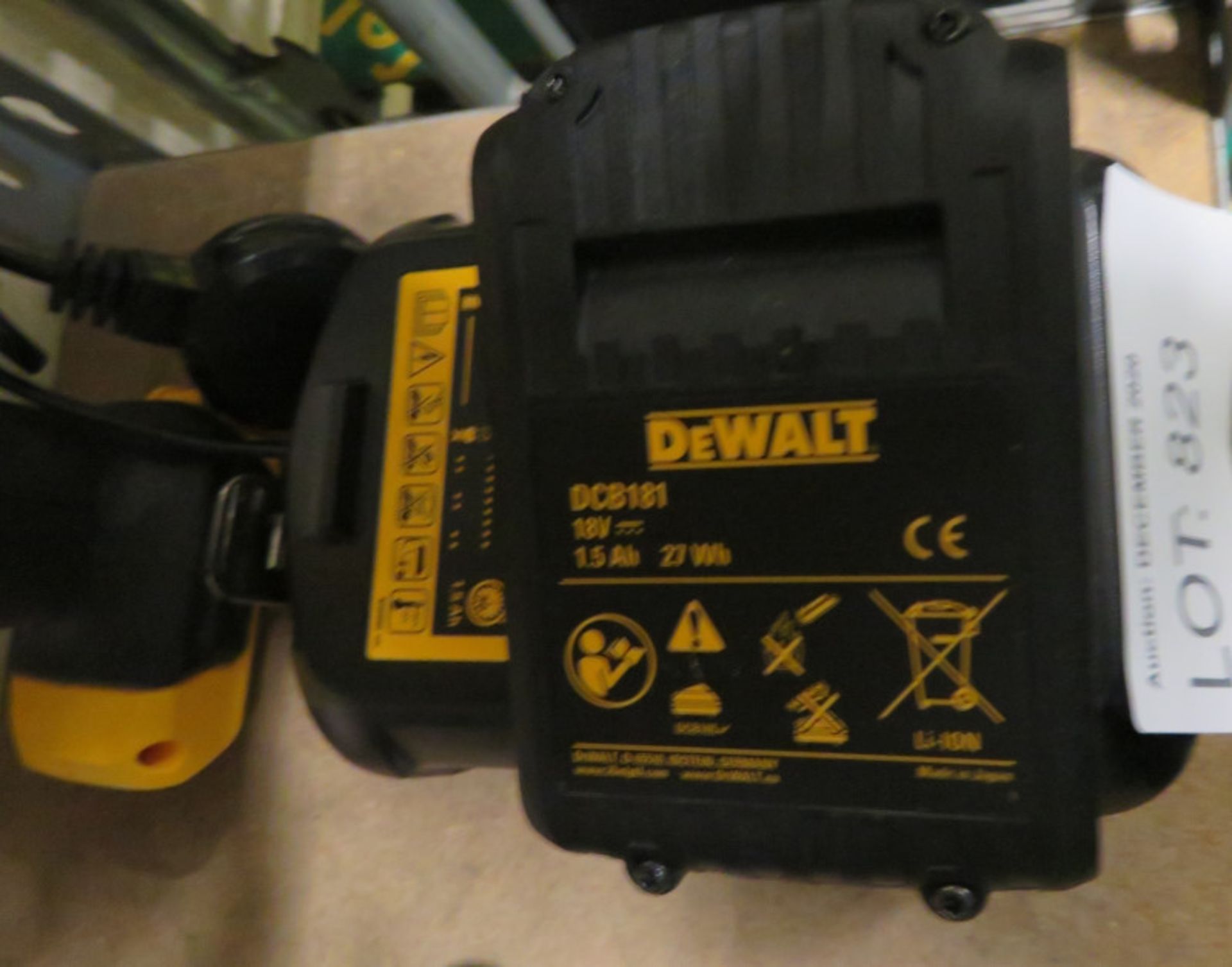 Dewalt DCD740 right angle drill, 18V / XR Li-Ion with charger, 1 battery - Image 3 of 3