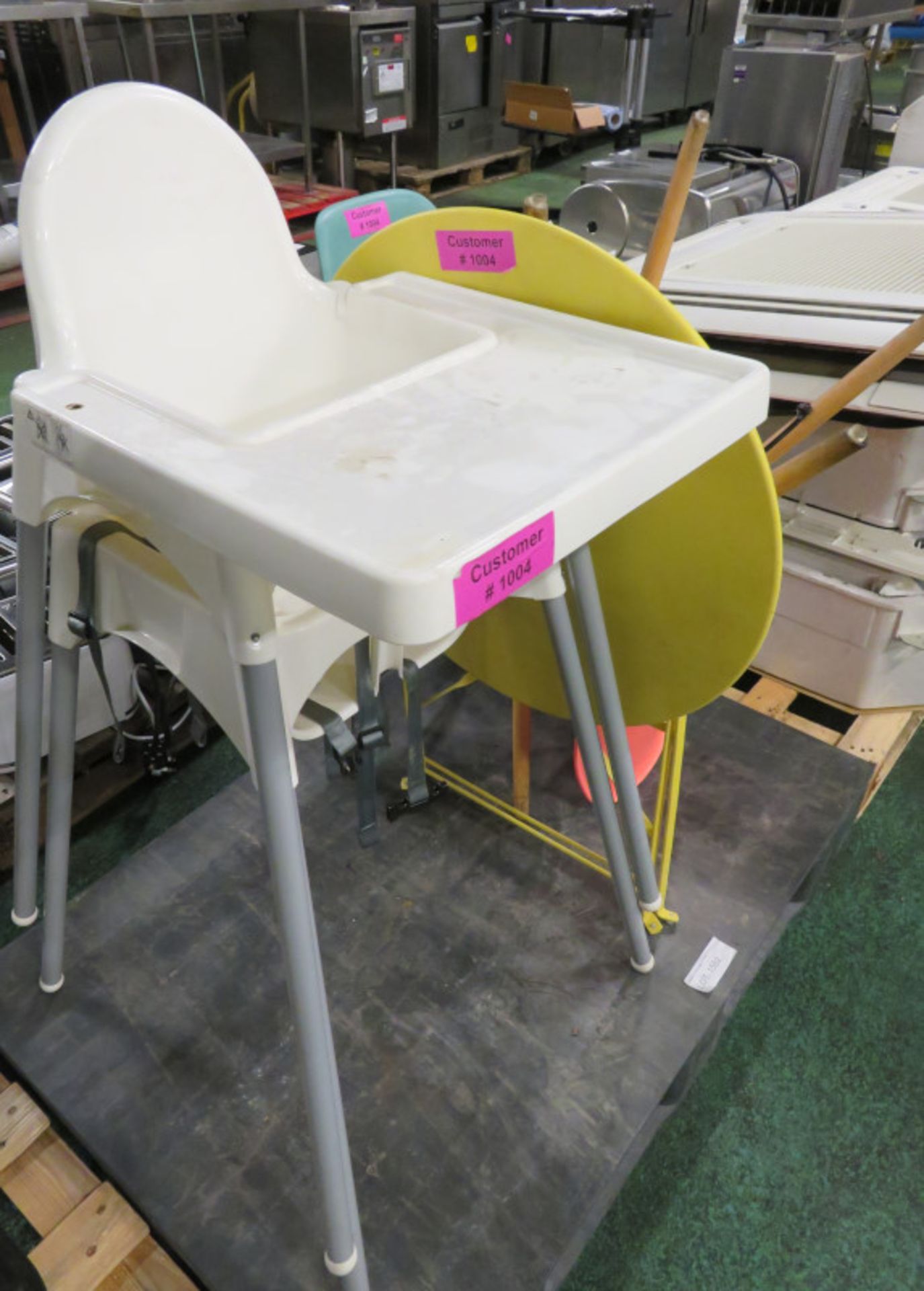 2x Plastic chairs, 1x folding leg table, 2x High chairs (1 has no tray) - Image 2 of 3