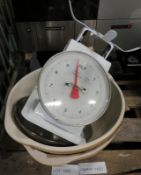 2x Mixing bowls, Genware set of scales